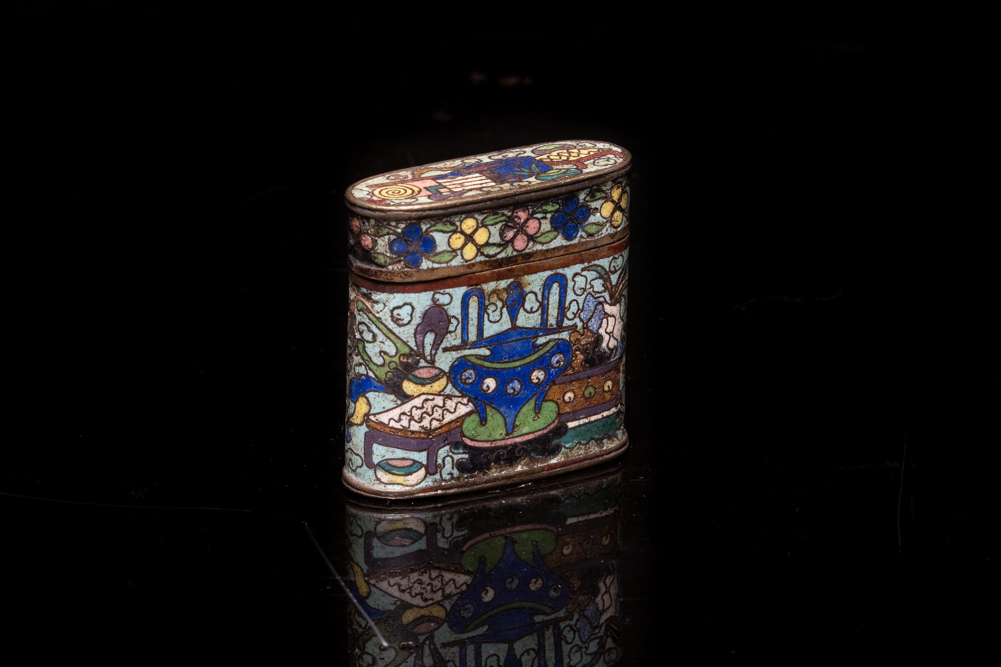 Chinois Ancienne boîte à opium chinoise asiatique en émail cloisonné, tabatière à motif floral en vente
