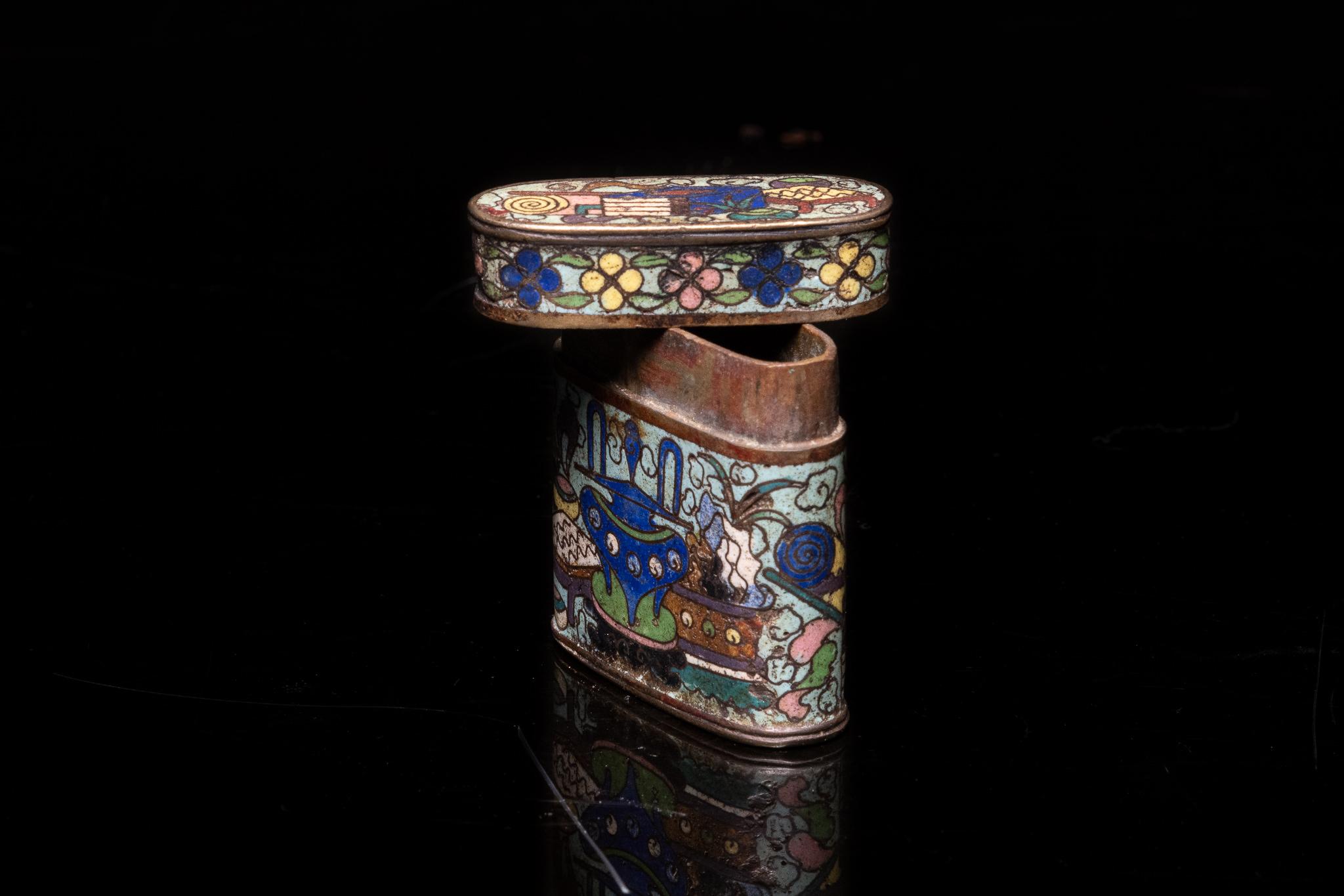 Antique Asian Chinese Opium Box in Cloisonné Enamel, Snuff Box Floral Motif For Sale 1