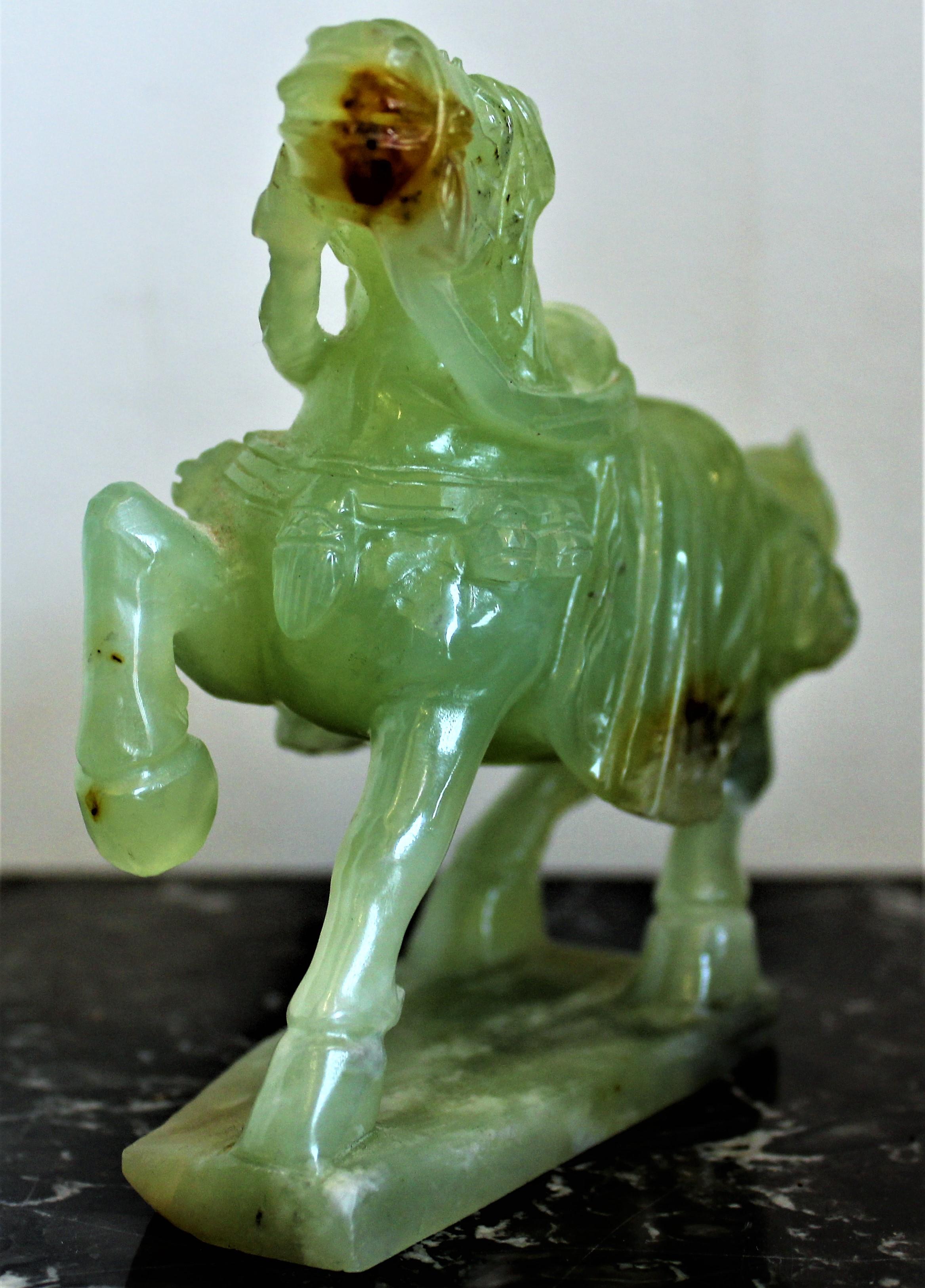 Asiatische, chinesische, geschnitzte Serpentinen-Stein-Pferd-Skulptur, Mitte des 20. Jahrhunderts (Qing-Dynastie) im Angebot