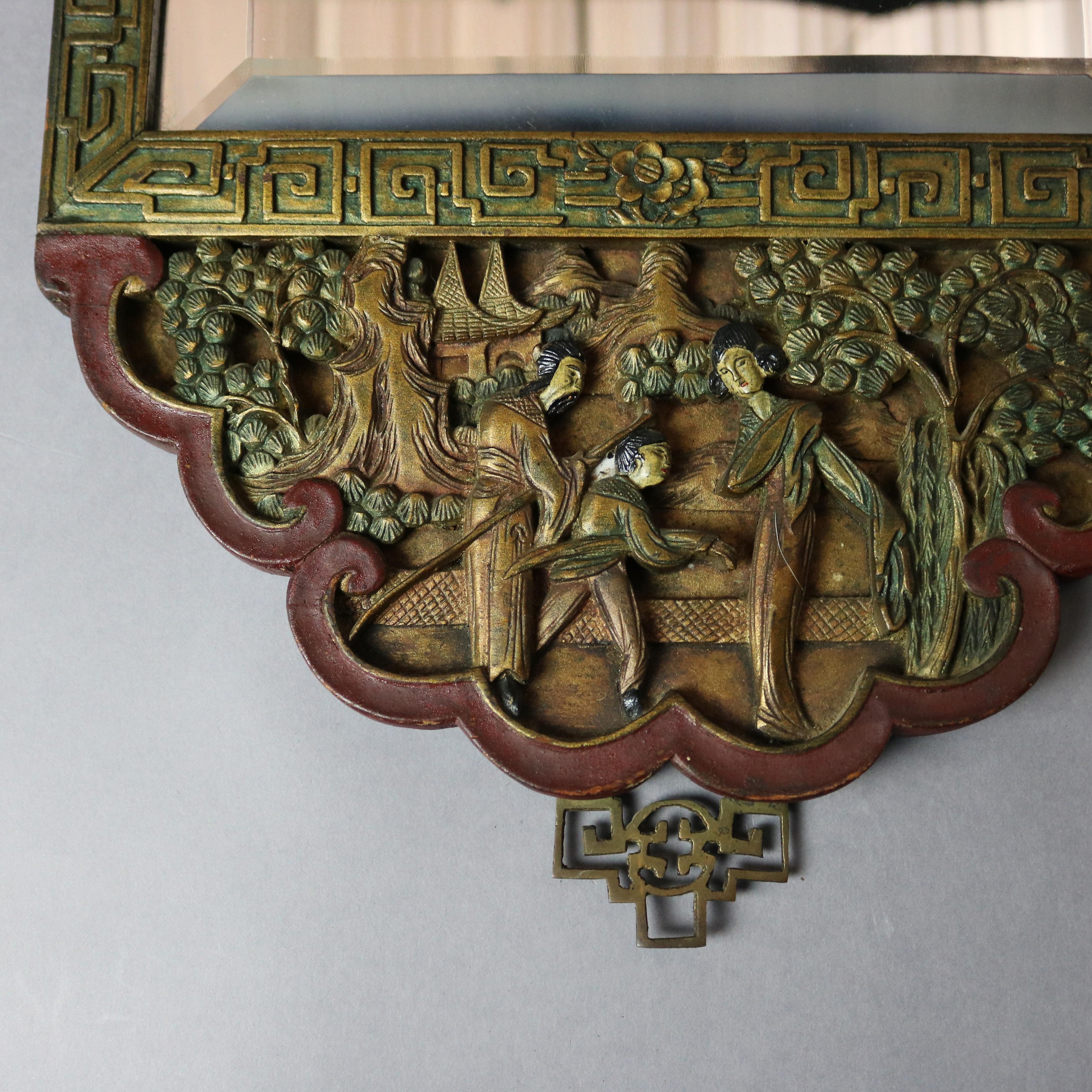 Antiker antiker asiatischer Chinoiserie-Spiegel mit geschnitztem Relief und polychromiertem Spiegel, 20. Jahrhundert (Metall) im Angebot