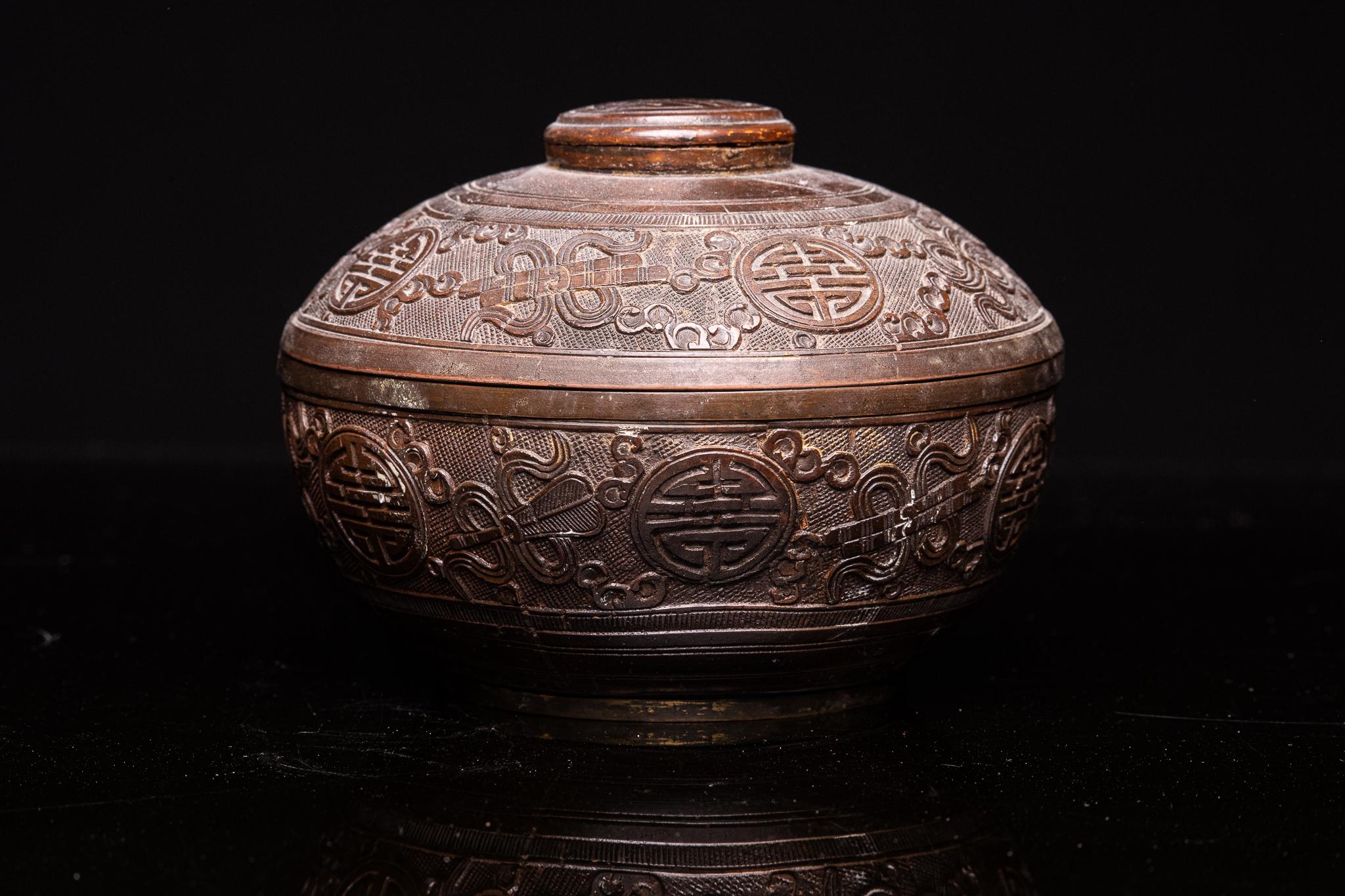 Ancien bol chinois sculpté avec couvercle, en coquille de noix de coco et décoré de symboles auspicieux.

Collection S S française
