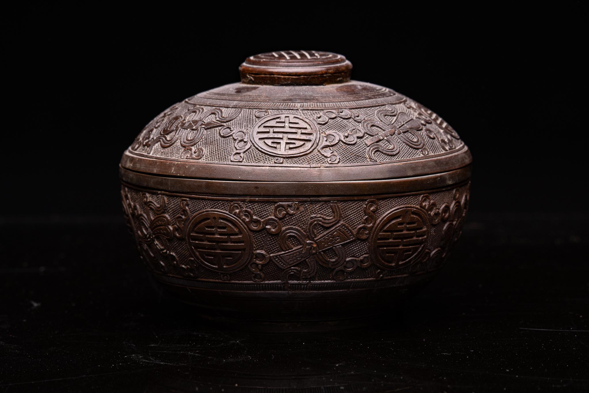Antike asiatische verzierte Aufbewahrungsschale mit Deckel, geschnitzt aus Kokosnussschalenporzellan (Handgefertigt) im Angebot