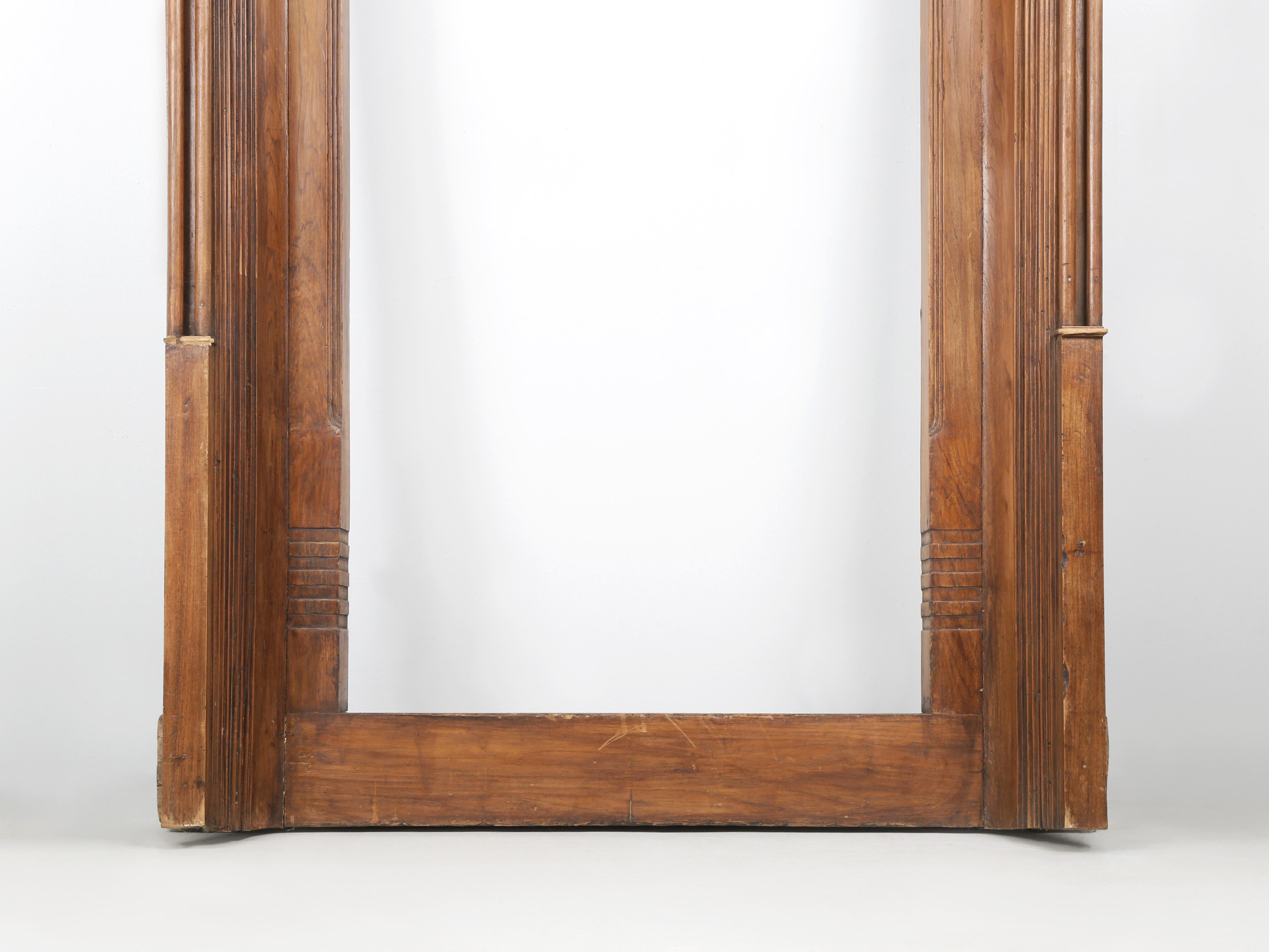 Antico telaio di porta asiatico realizzato a mano in legno di teak forse in Pakistan o in India in vendita 3