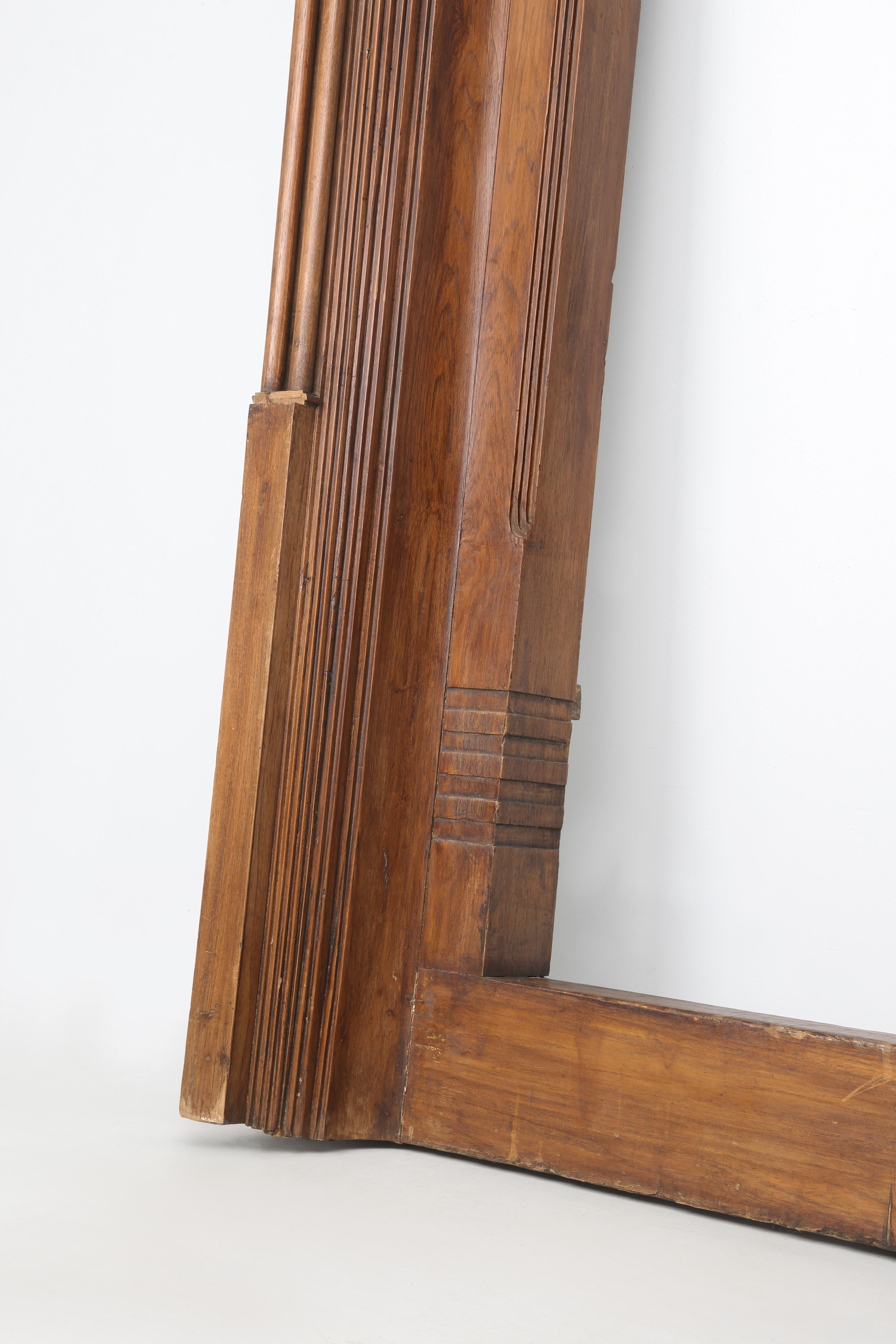 Antico telaio di porta asiatico realizzato a mano in legno di teak forse in Pakistan o in India in vendita 4