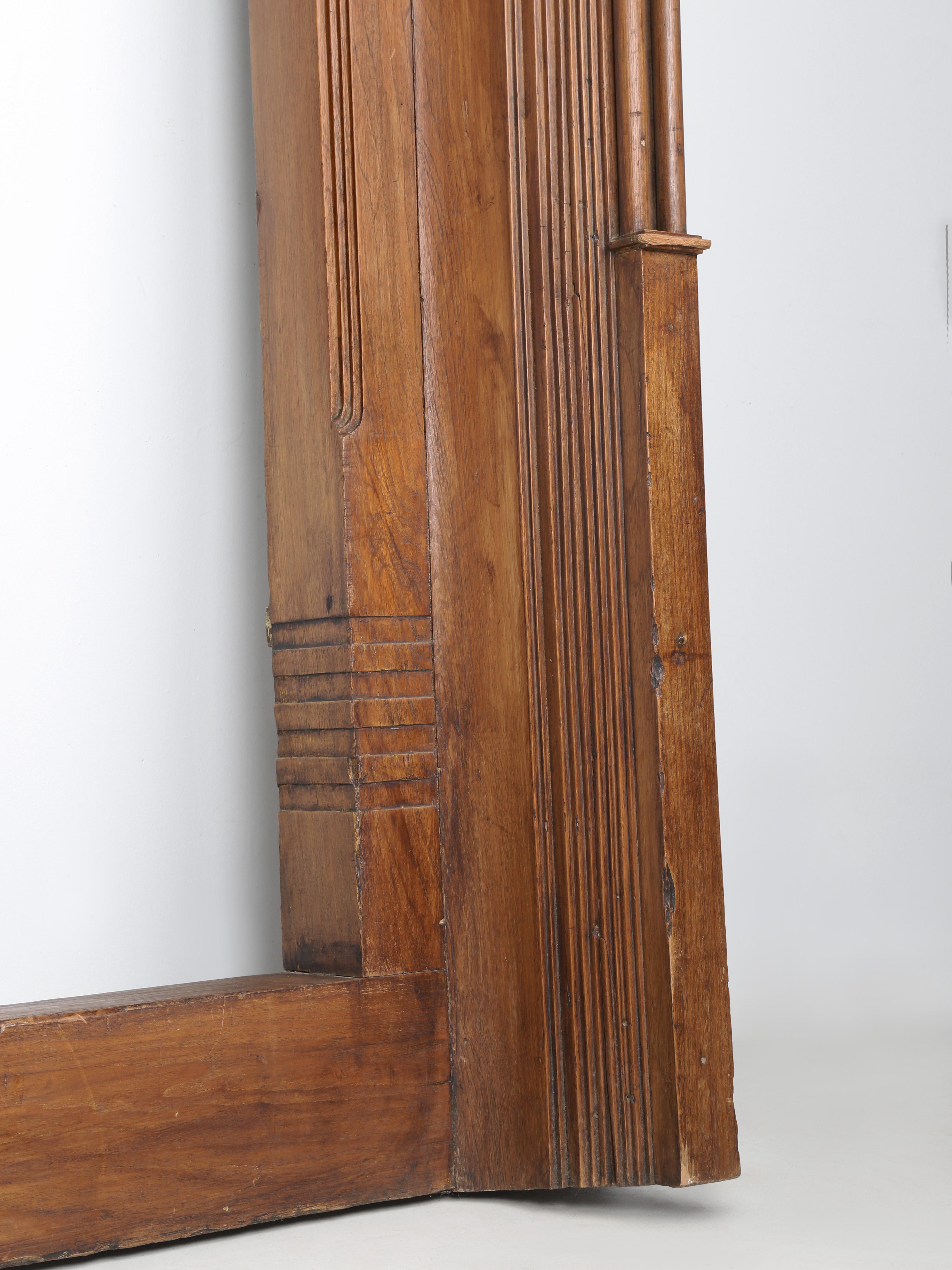 Antico telaio di porta asiatico realizzato a mano in legno di teak forse in Pakistan o in India in vendita 6