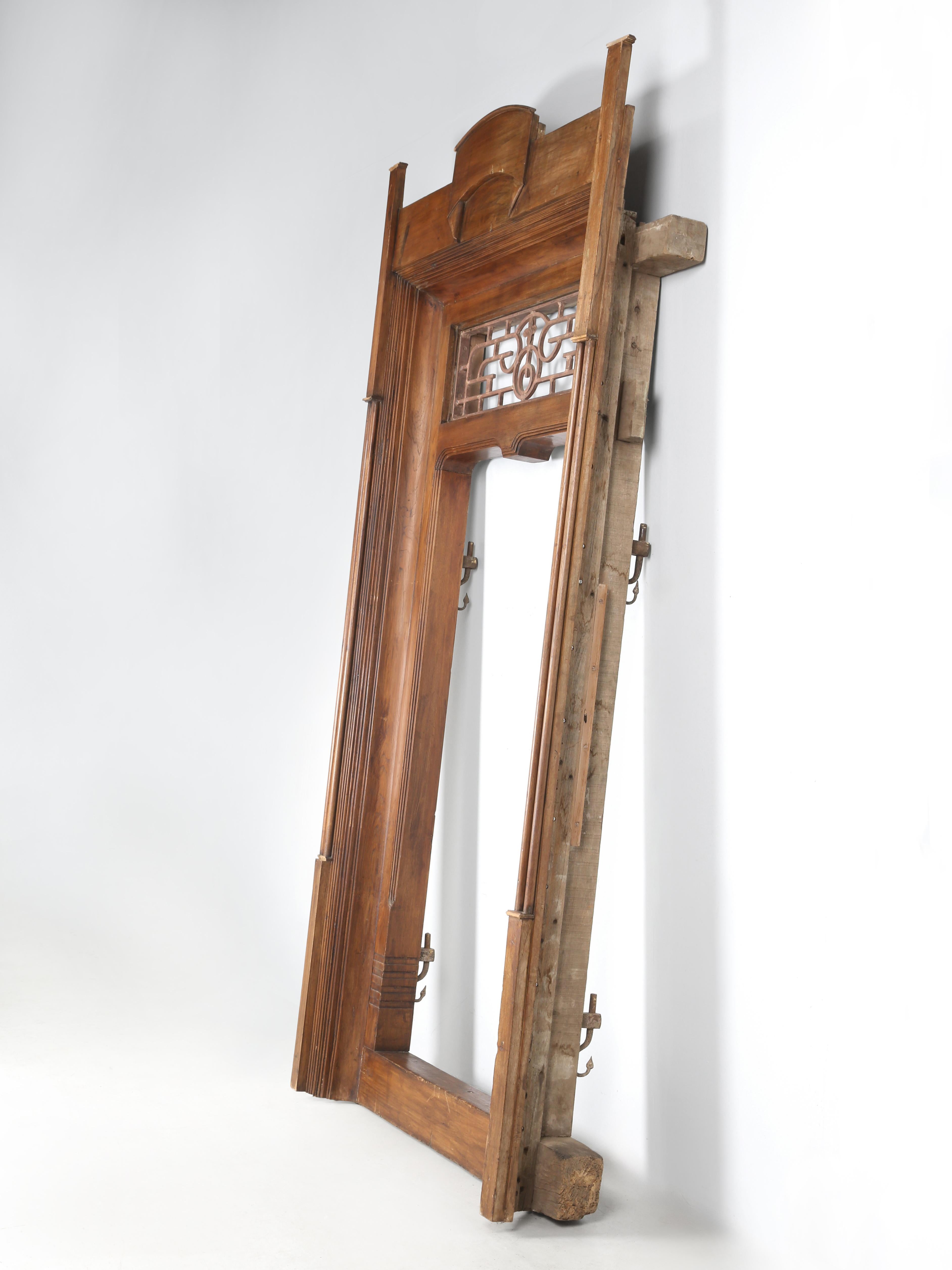 Antico telaio di porta asiatico realizzato a mano in legno di teak forse in Pakistan o in India in vendita 7