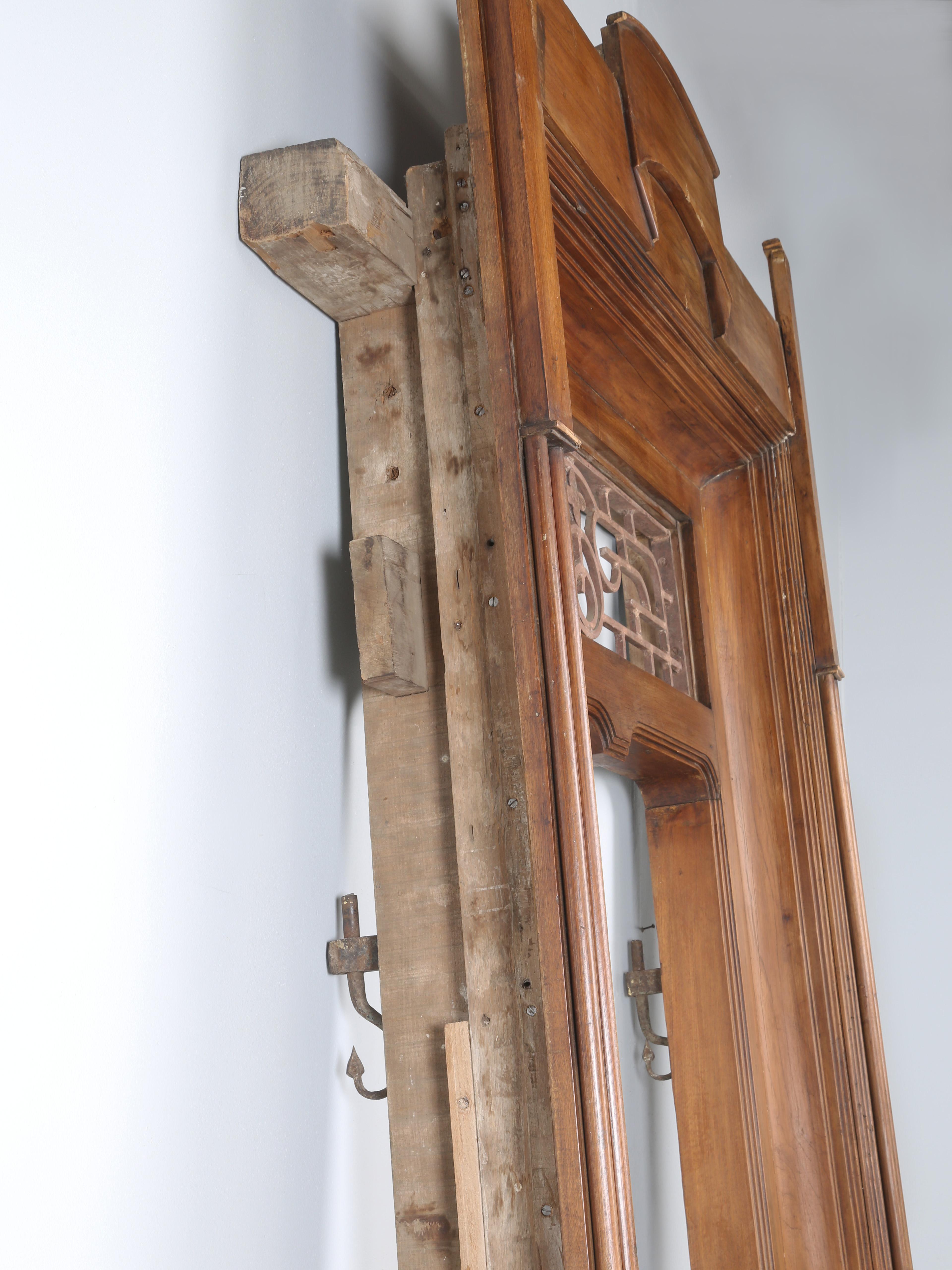 Antico telaio di porta asiatico realizzato a mano in legno di teak forse in Pakistan o in India in vendita 8