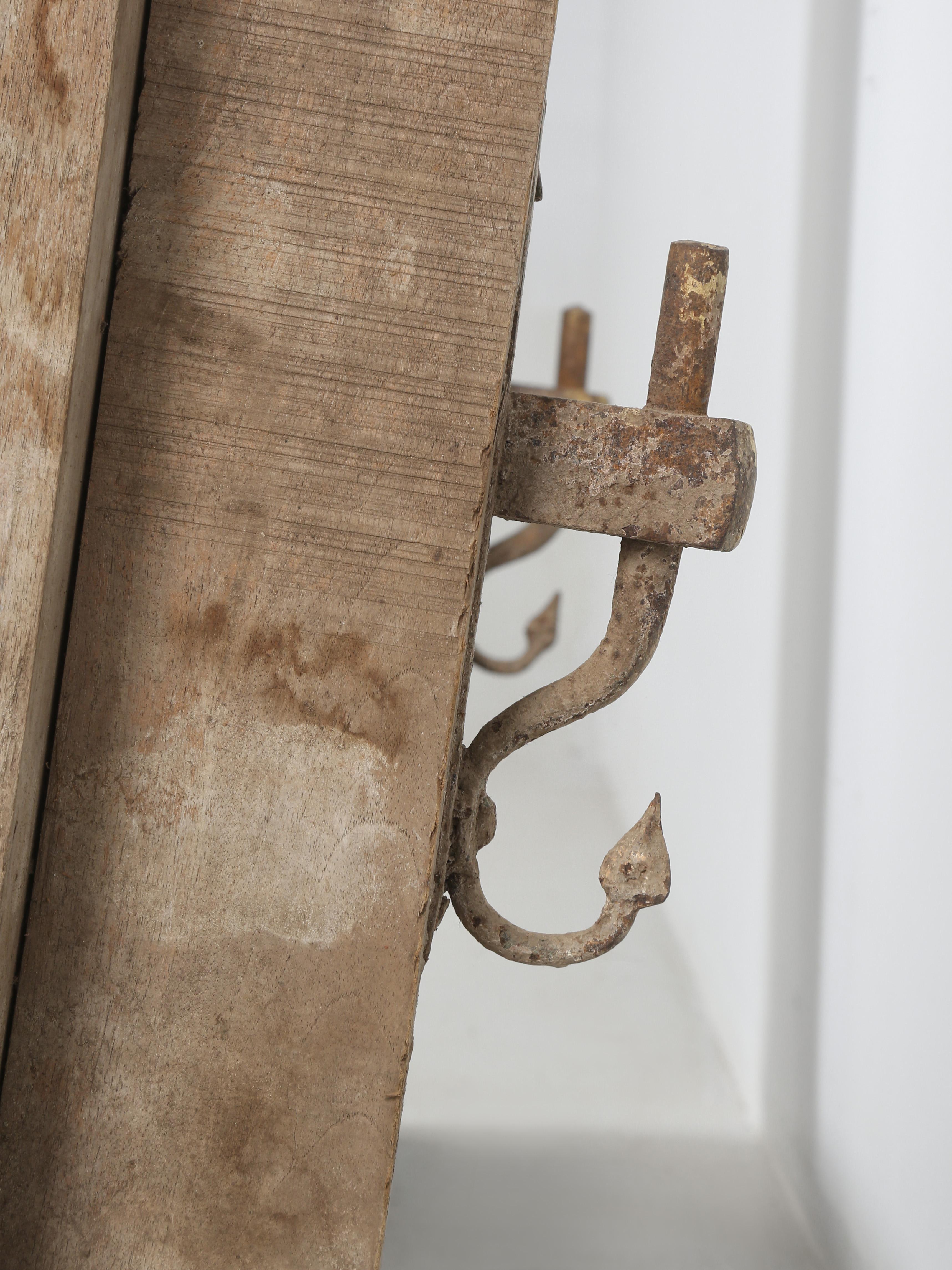 Antico telaio di porta asiatico realizzato a mano in legno di teak forse in Pakistan o in India in vendita 9