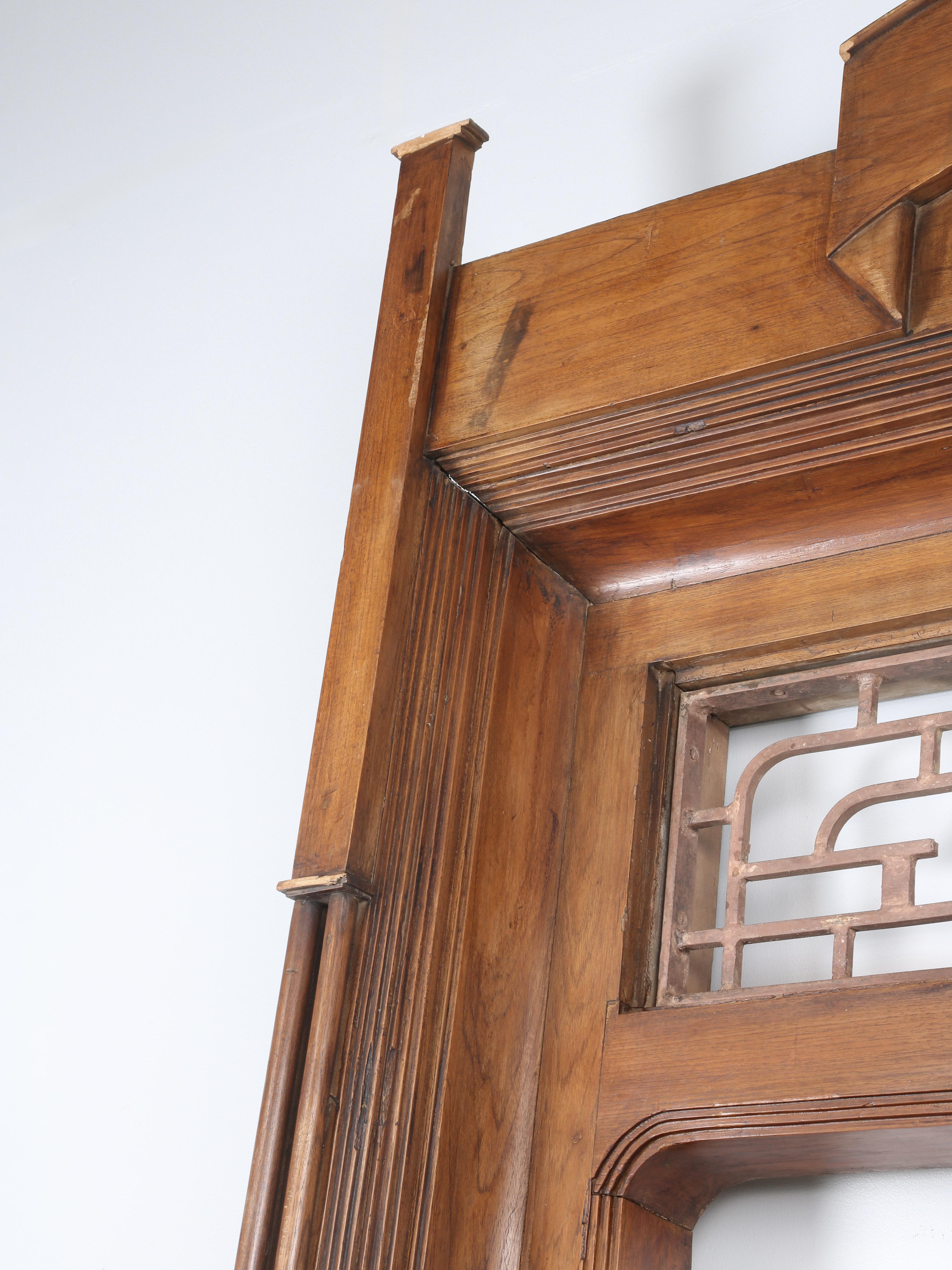 Intagliato a mano Antico telaio di porta asiatico realizzato a mano in legno di teak forse in Pakistan o in India in vendita