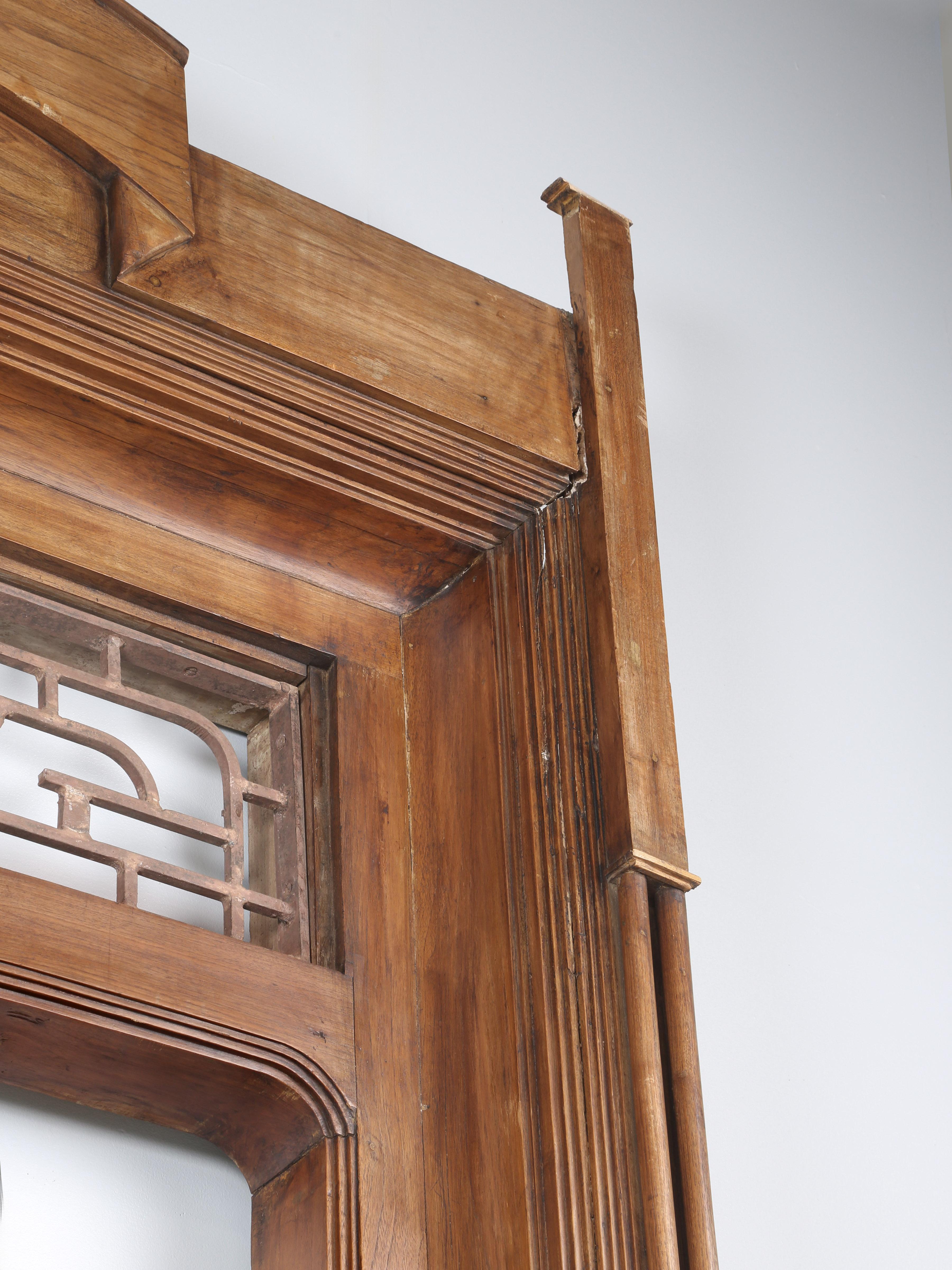 Antico telaio di porta asiatico realizzato a mano in legno di teak forse in Pakistan o in India In condizioni buone in vendita a Chicago, IL