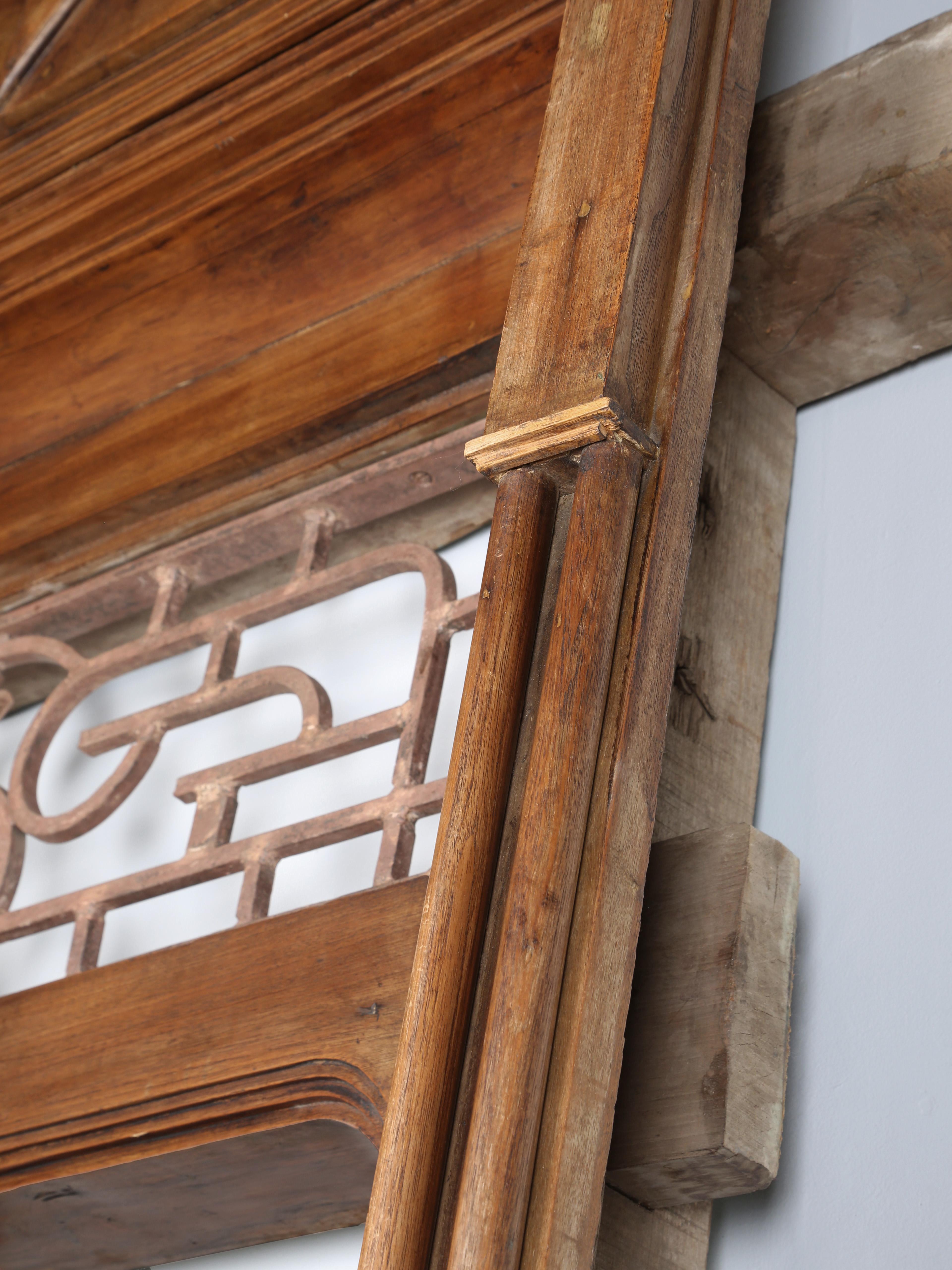 Antico telaio di porta asiatico realizzato a mano in legno di teak forse in Pakistan o in India in vendita 1