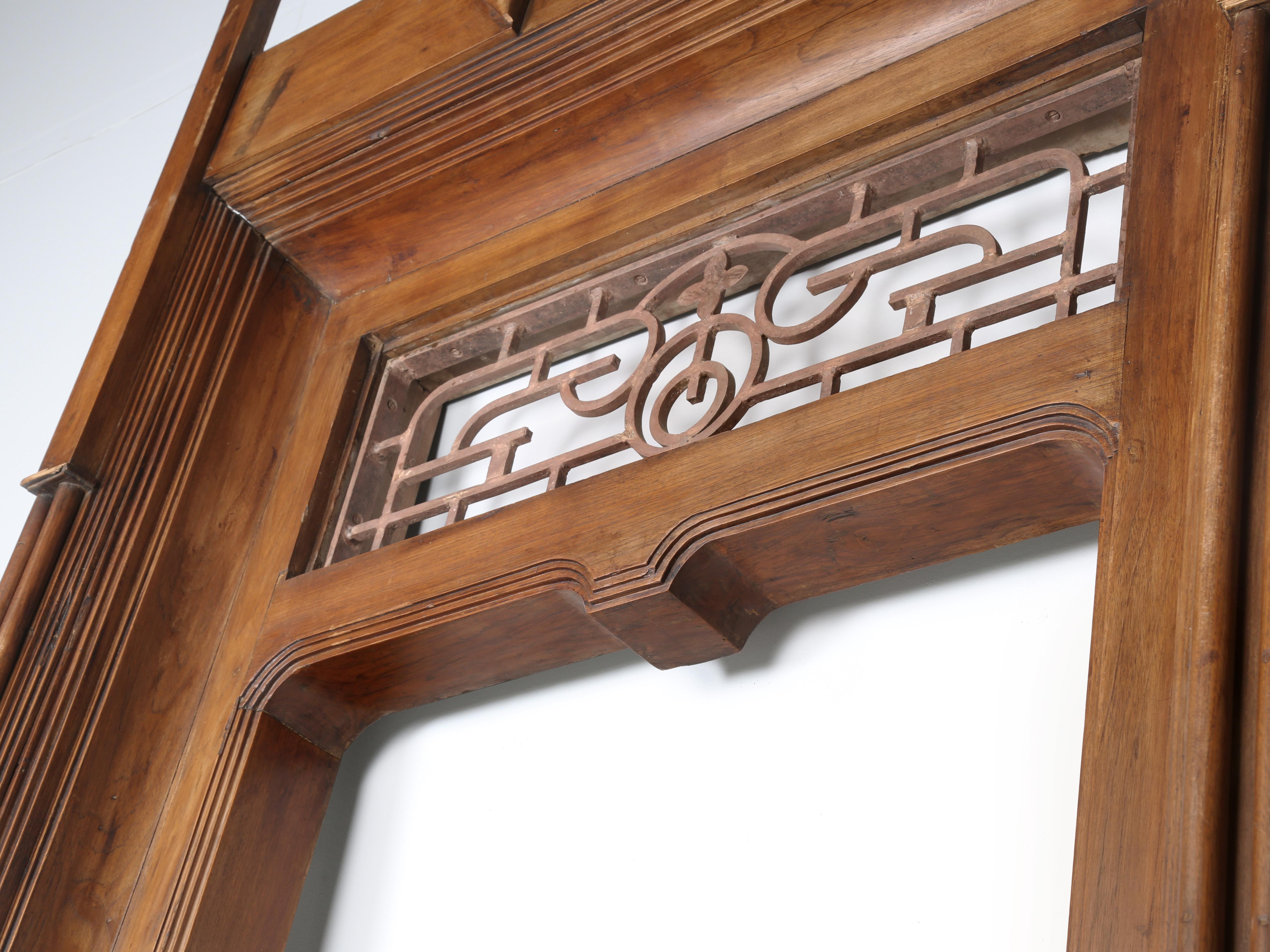 Antico telaio di porta asiatico realizzato a mano in legno di teak forse in Pakistan o in India in vendita 2
