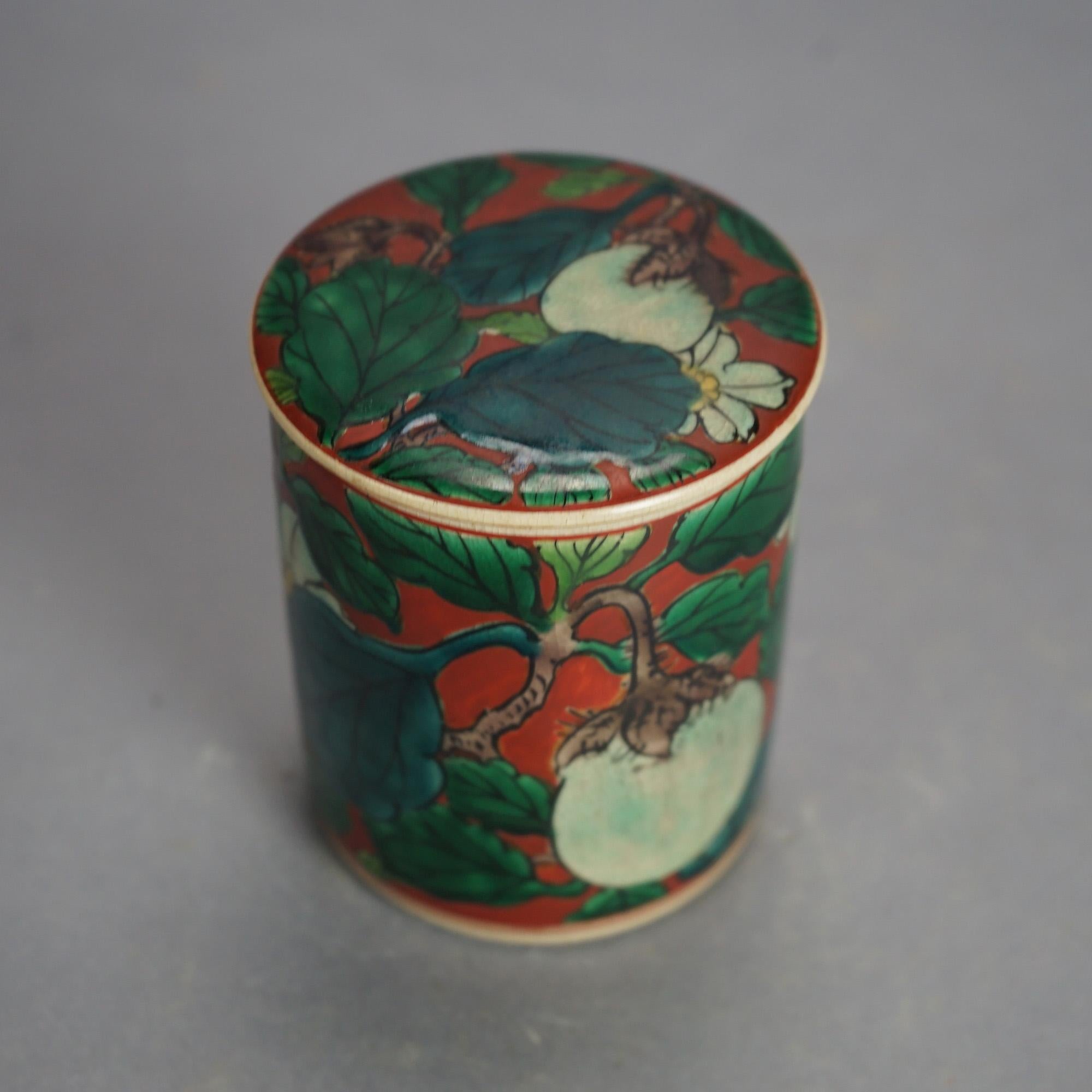 Antiker asiatischer emaillierter, handbemalter Porzellan-Teekanister mit Obst aus Porzellan, um 1920

Maße - 4 