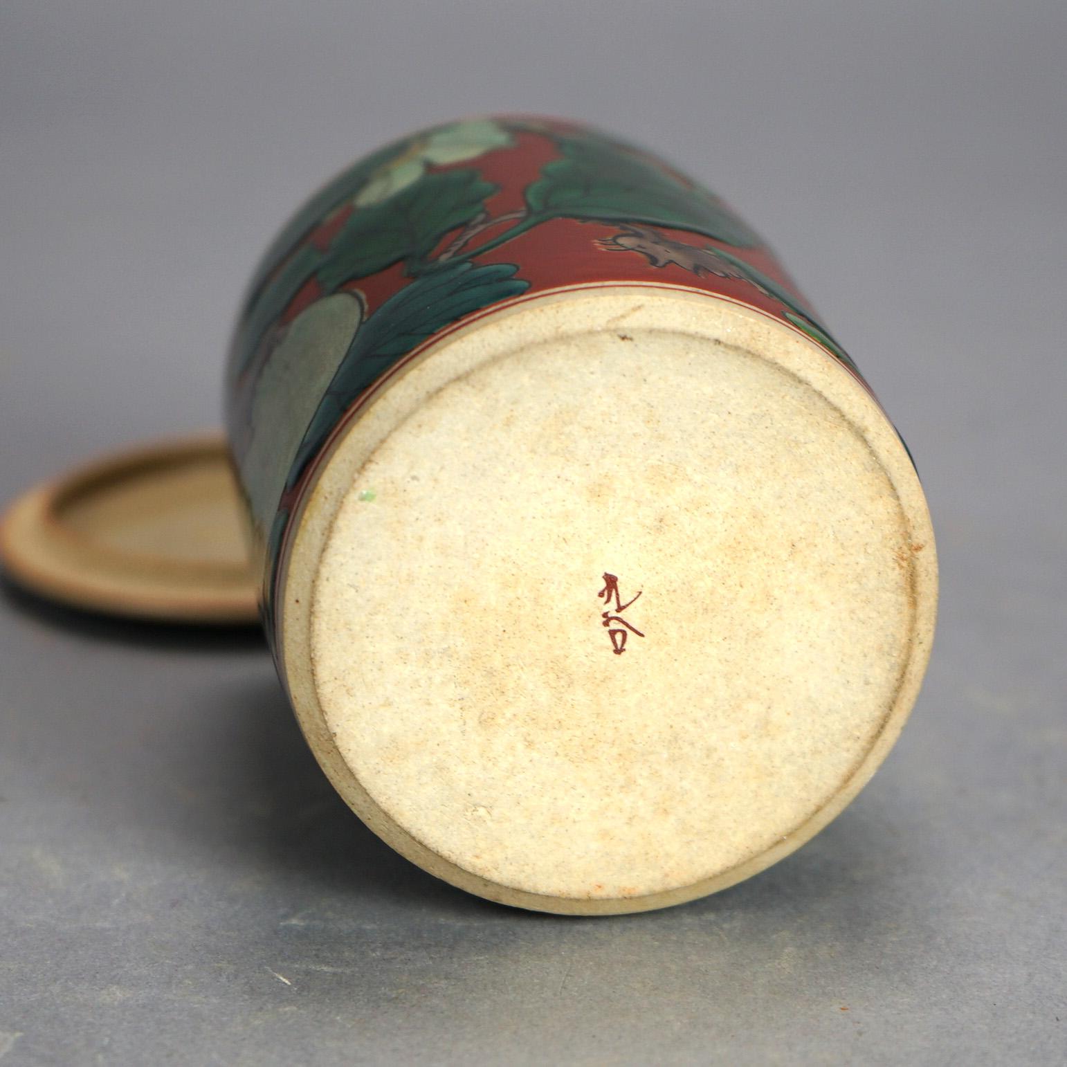 Antiker asiatischer emaillierter, handbemalter Porzellan-Teekanister mit Obst aus Porzellan, um 1920 (20. Jahrhundert) im Angebot