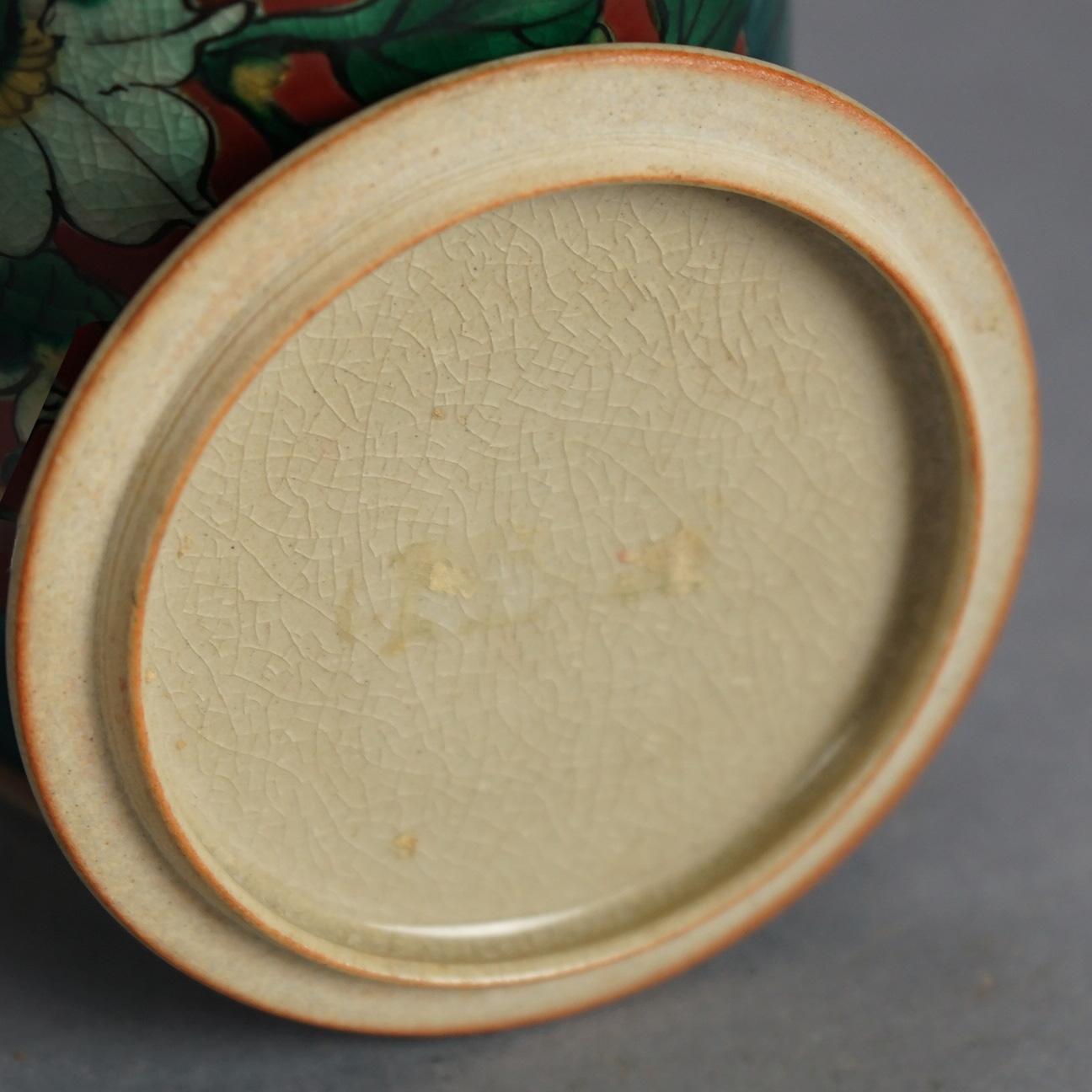 Antiker asiatischer emaillierter, handbemalter Porzellan-Teekanister mit Obst aus Porzellan, um 1920 im Angebot 1