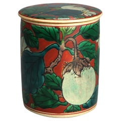 Ancienne boîte à thé asiatique en porcelaine émaillée et peinte à la main avec fruits, vers 1920
