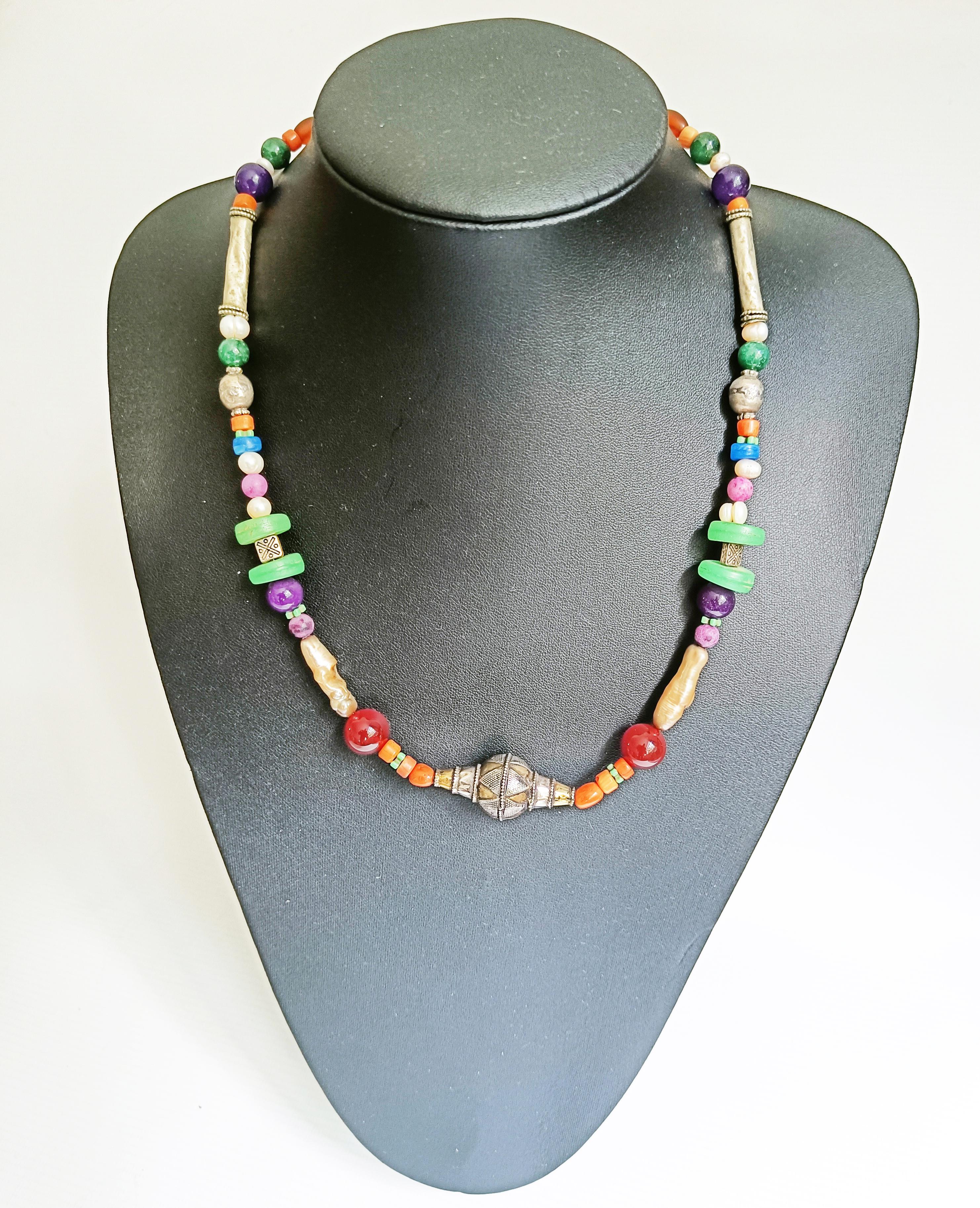  
Bello  Collana vintage in argento dorato con corallo e pietre preziose dell'Asia centrale

A  collana di perle d'argento, perle di corallo rosso antico, ametista e perle di vetro e gemme miste

Periodo:  metà del XX secolo Tagikistan /