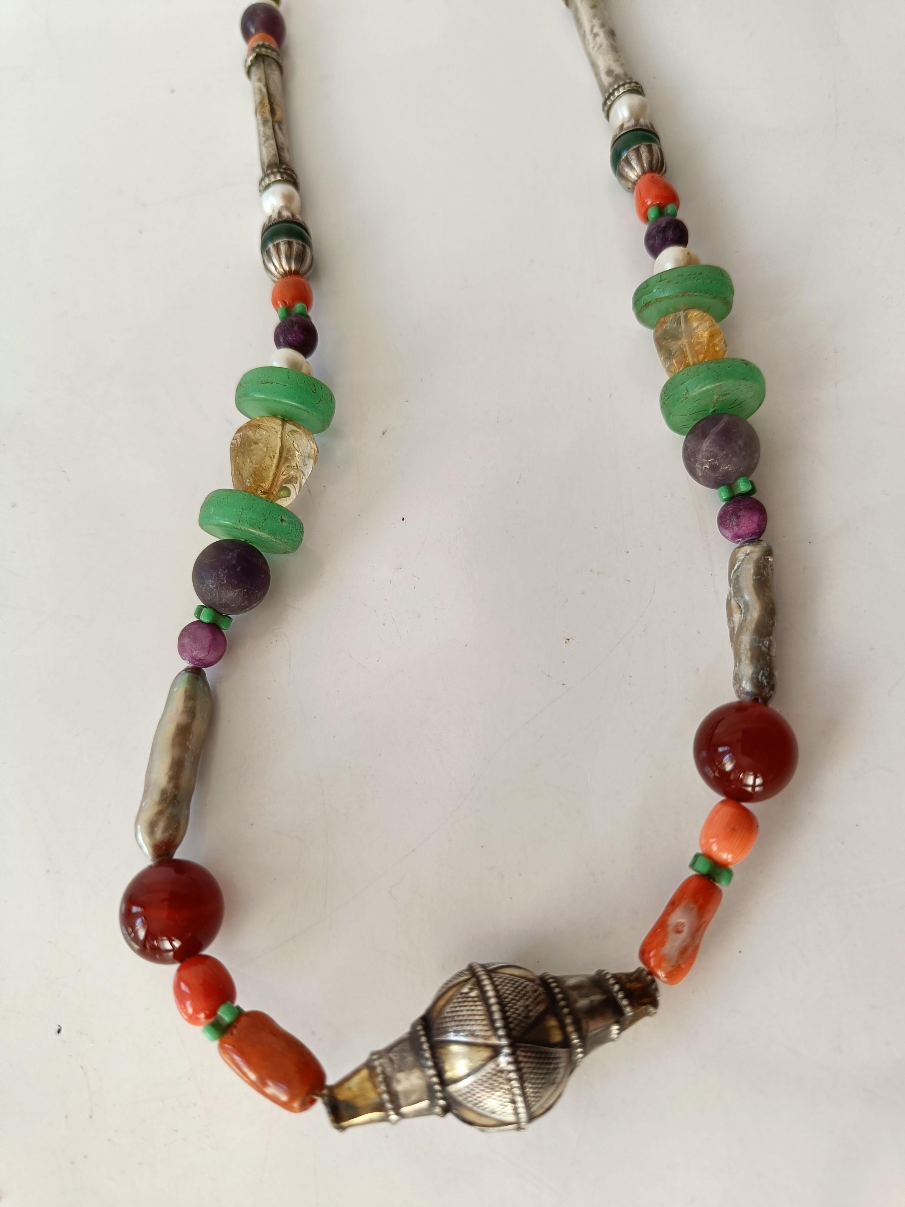 Antike asiatische ethnografische Stammes-Silber vergoldete Korallen-Halskette Vintage-Schmuck (Südostasiatisch) im Angebot