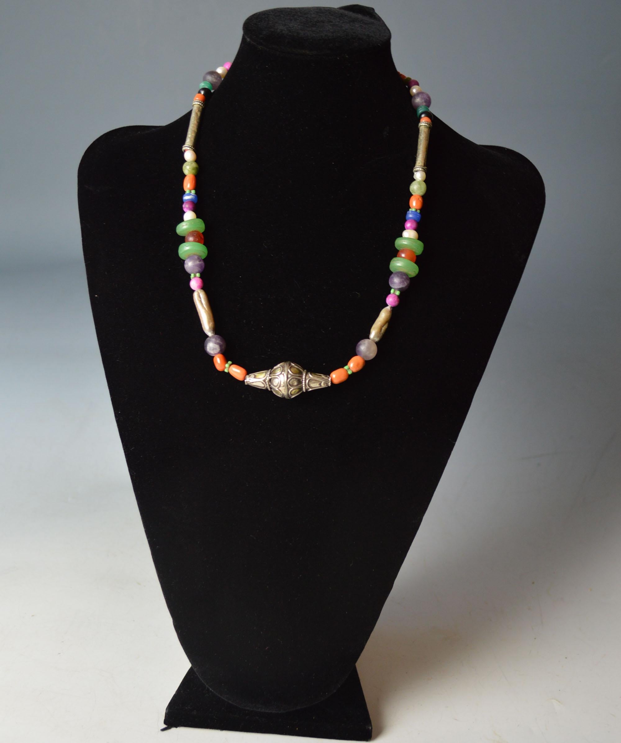 Antike asiatische ethnografische Stammes-Silber vergoldete Korallen-Halskette Vintage-Schmuck (Handgefertigt) im Angebot