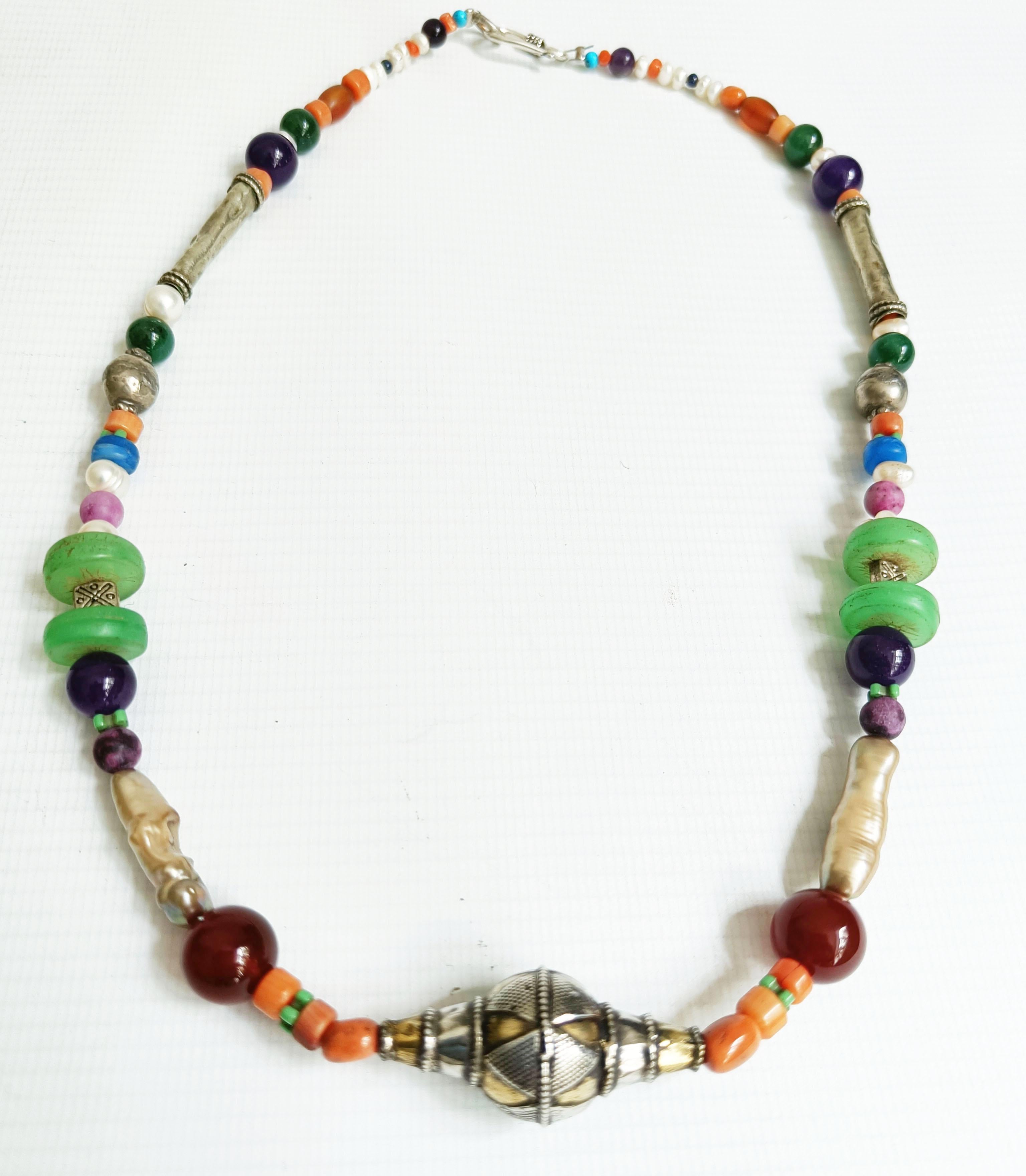 Antica collana tribale asiatica etnografica in argento e corallo dorato Gioielli d'epoca In condizioni buone in vendita a London, GB