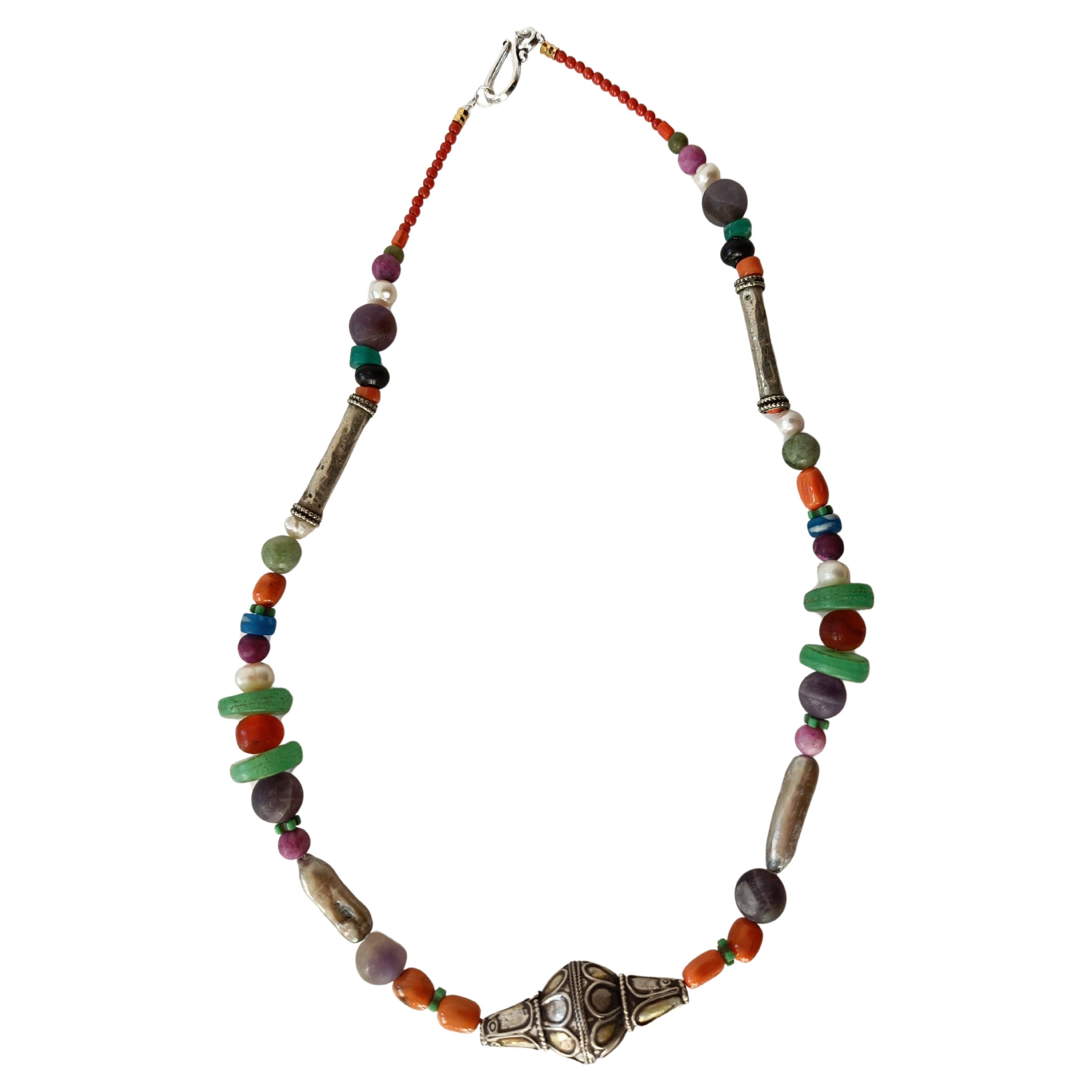 Antike asiatische ethnografische Stammes-Silber vergoldete Korallen-Halskette Vintage-Schmuck im Angebot