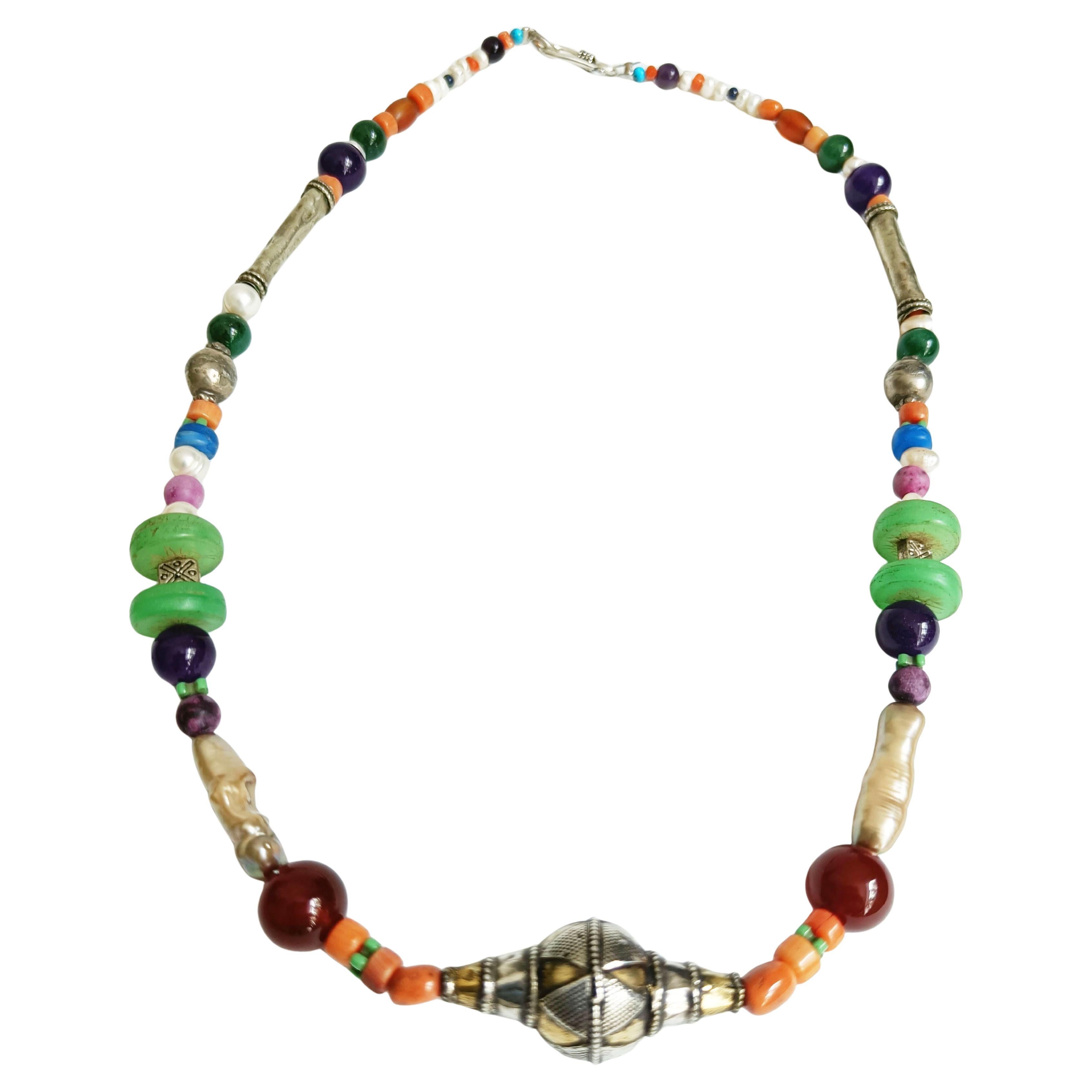 Antica collana tribale asiatica etnografica in argento e corallo dorato Gioielli d'epoca in vendita