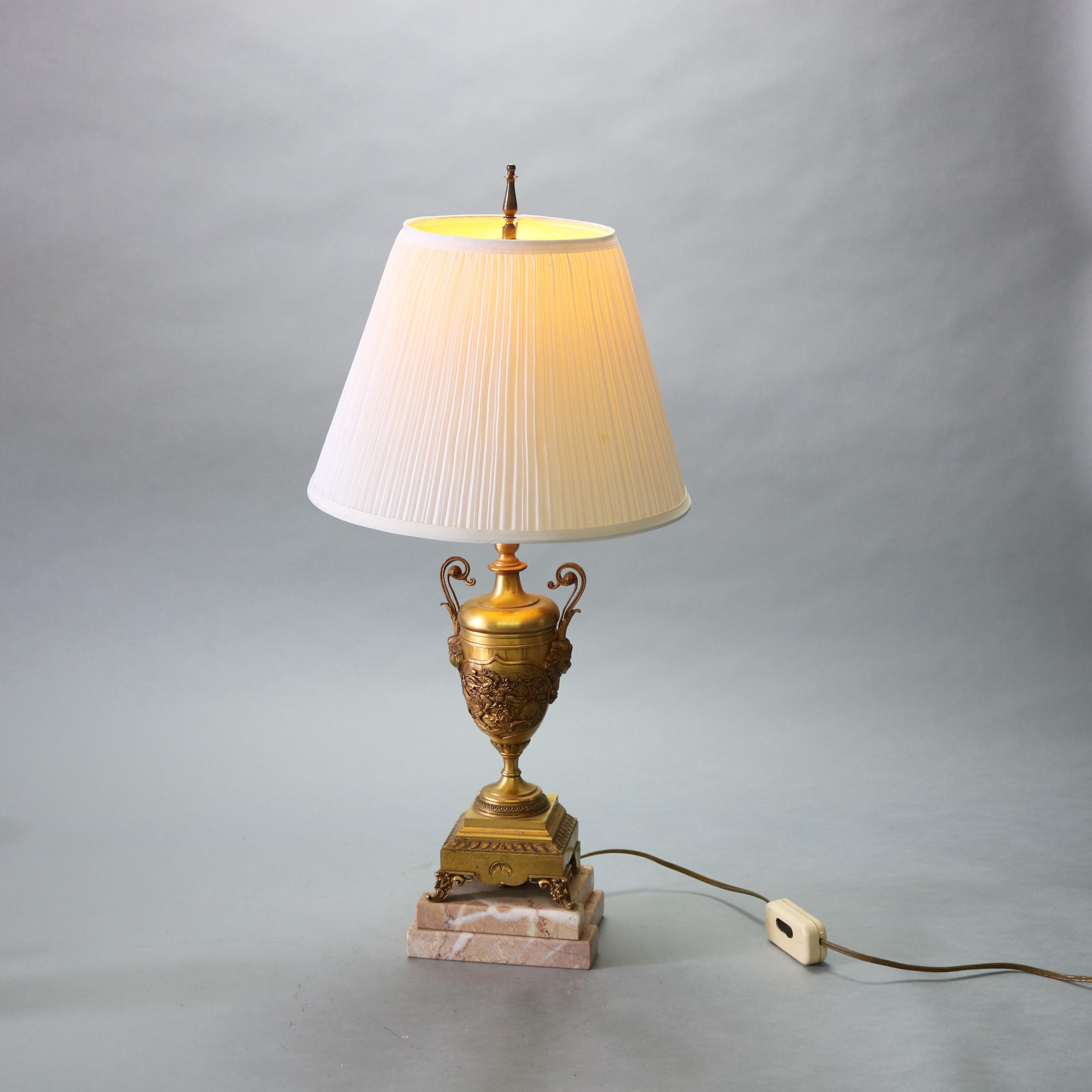 Lampe de table asiatique ancienne figurative en forme d'urne en bronze doré:: scène de bataille:: c1890 en vente 6