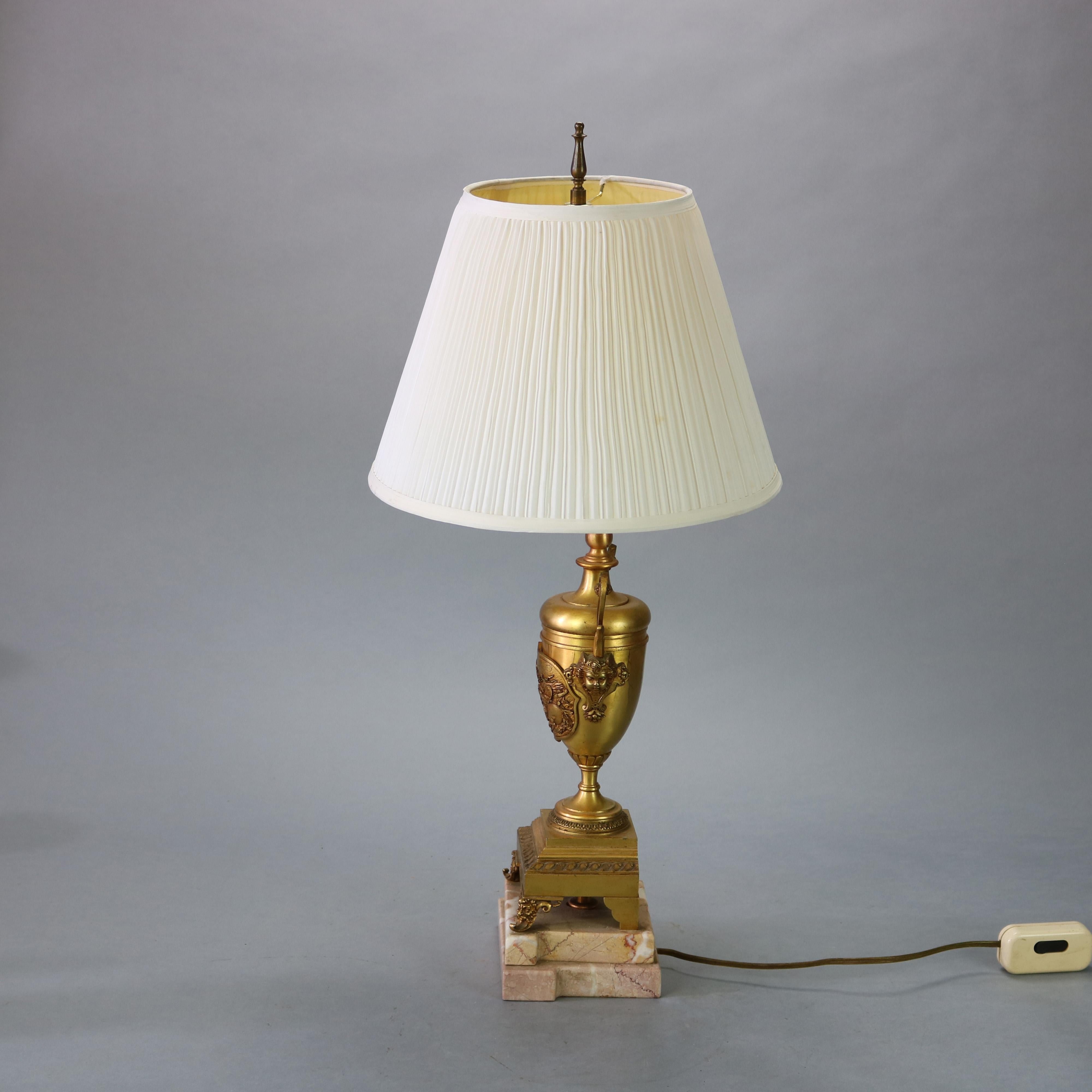 Lampe de table asiatique ancienne figurative en forme d'urne en bronze doré:: scène de bataille:: c1890 en vente 7
