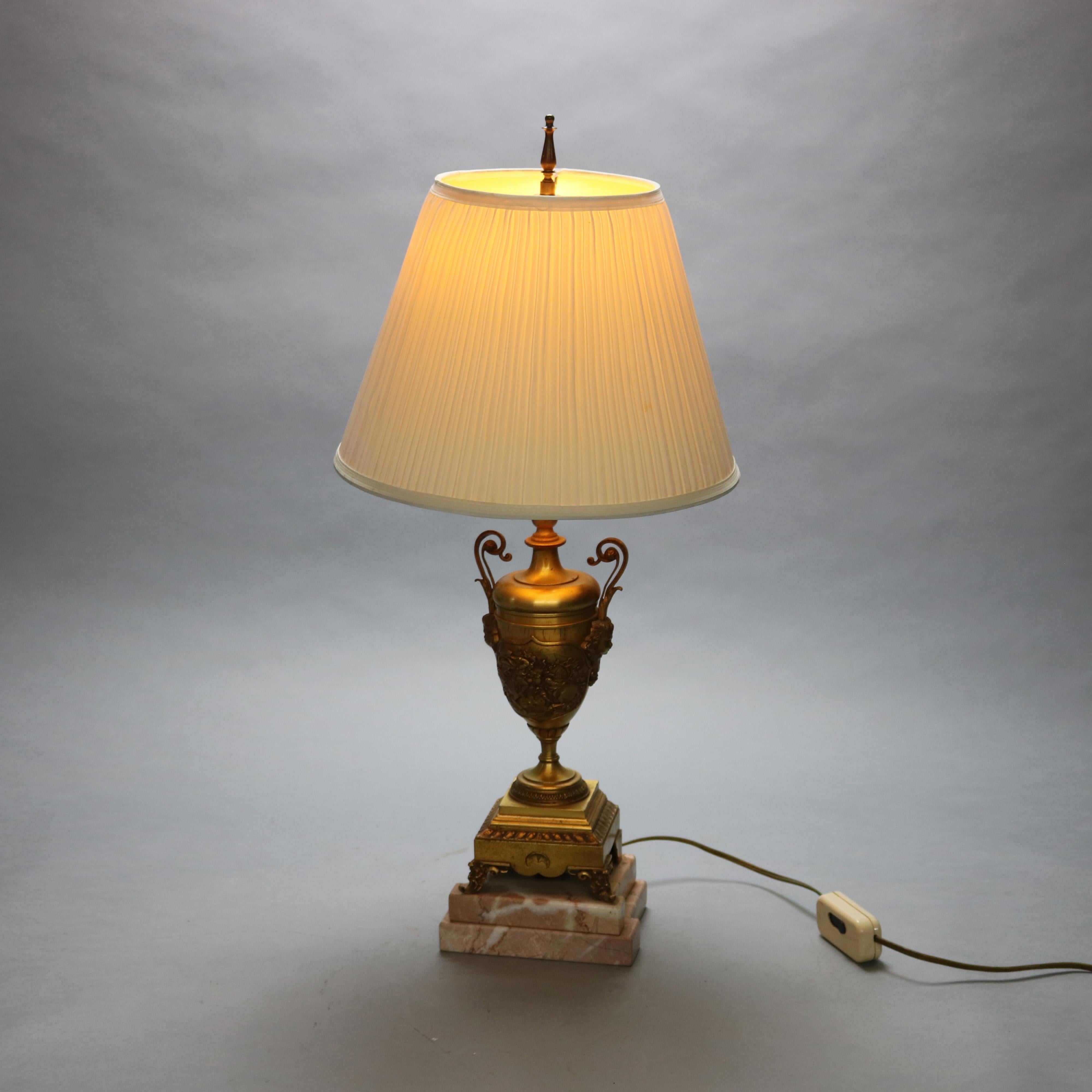 Lampe de table asiatique ancienne figurative en forme d'urne en bronze doré:: scène de bataille:: c1890 en vente 9
