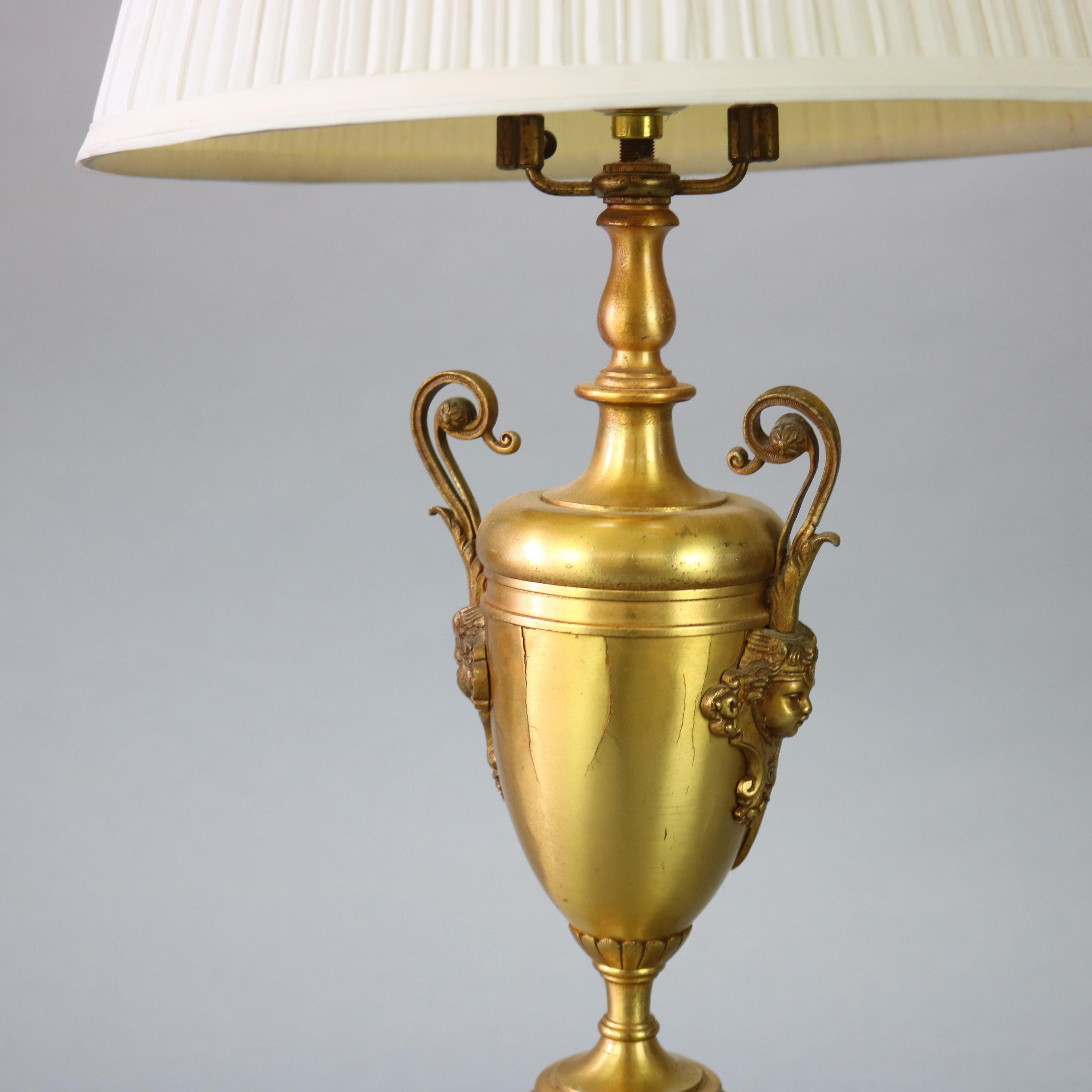 Moulage Lampe de table asiatique ancienne figurative en forme d'urne en bronze doré:: scène de bataille:: c1890 en vente