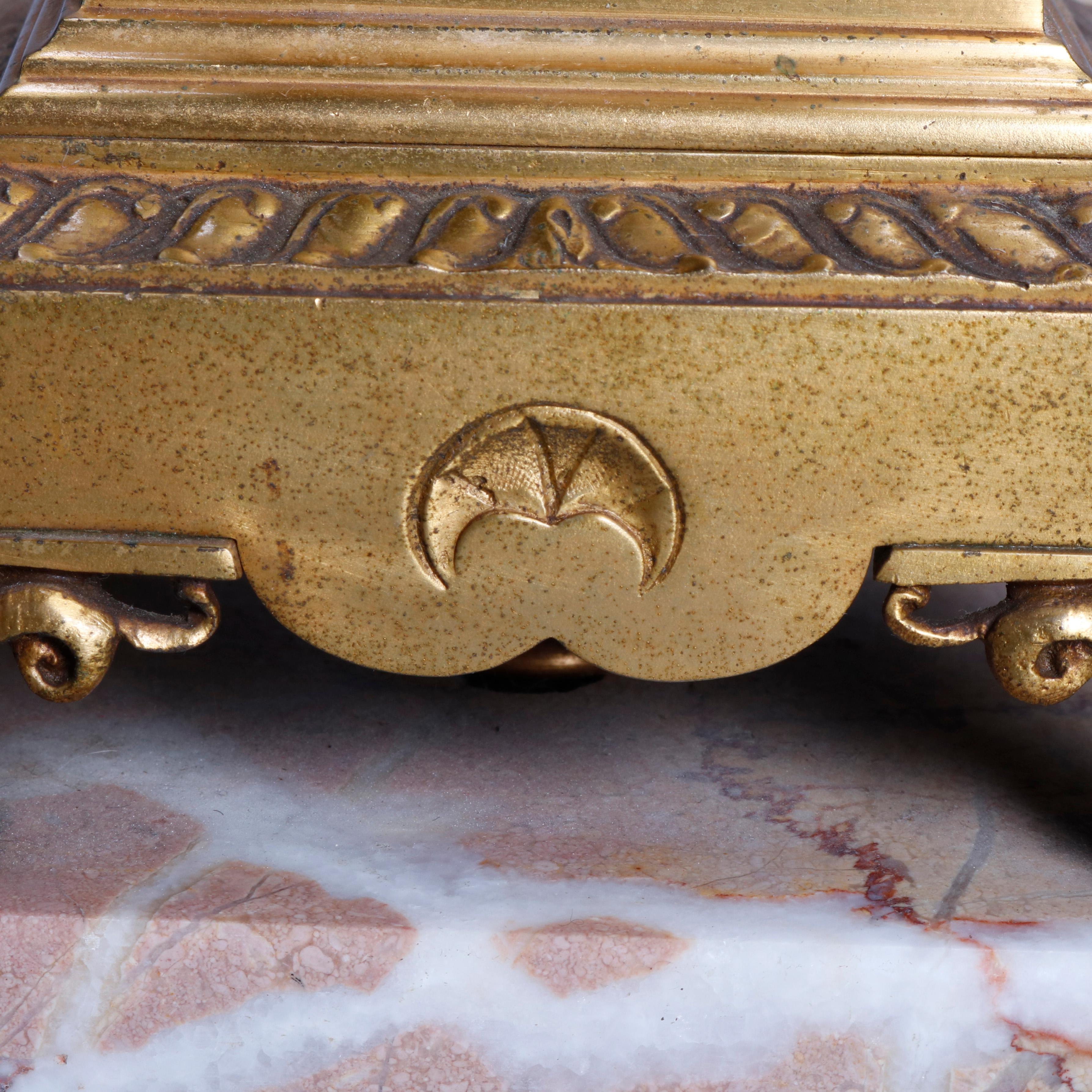 Pierre Lampe de table asiatique ancienne figurative en forme d'urne en bronze doré:: scène de bataille:: c1890 en vente