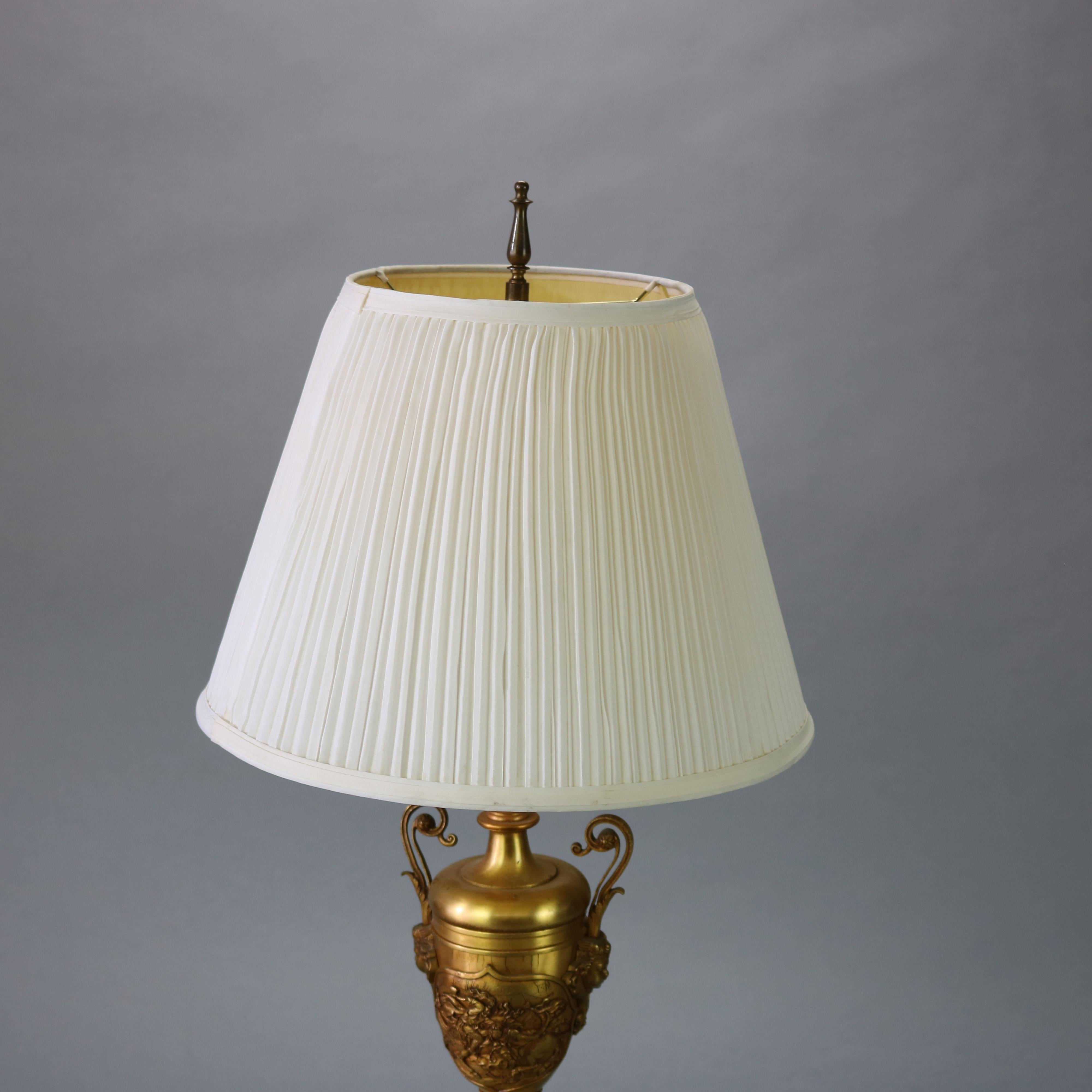 Lampe de table asiatique ancienne figurative en forme d'urne en bronze doré:: scène de bataille:: c1890 en vente 1