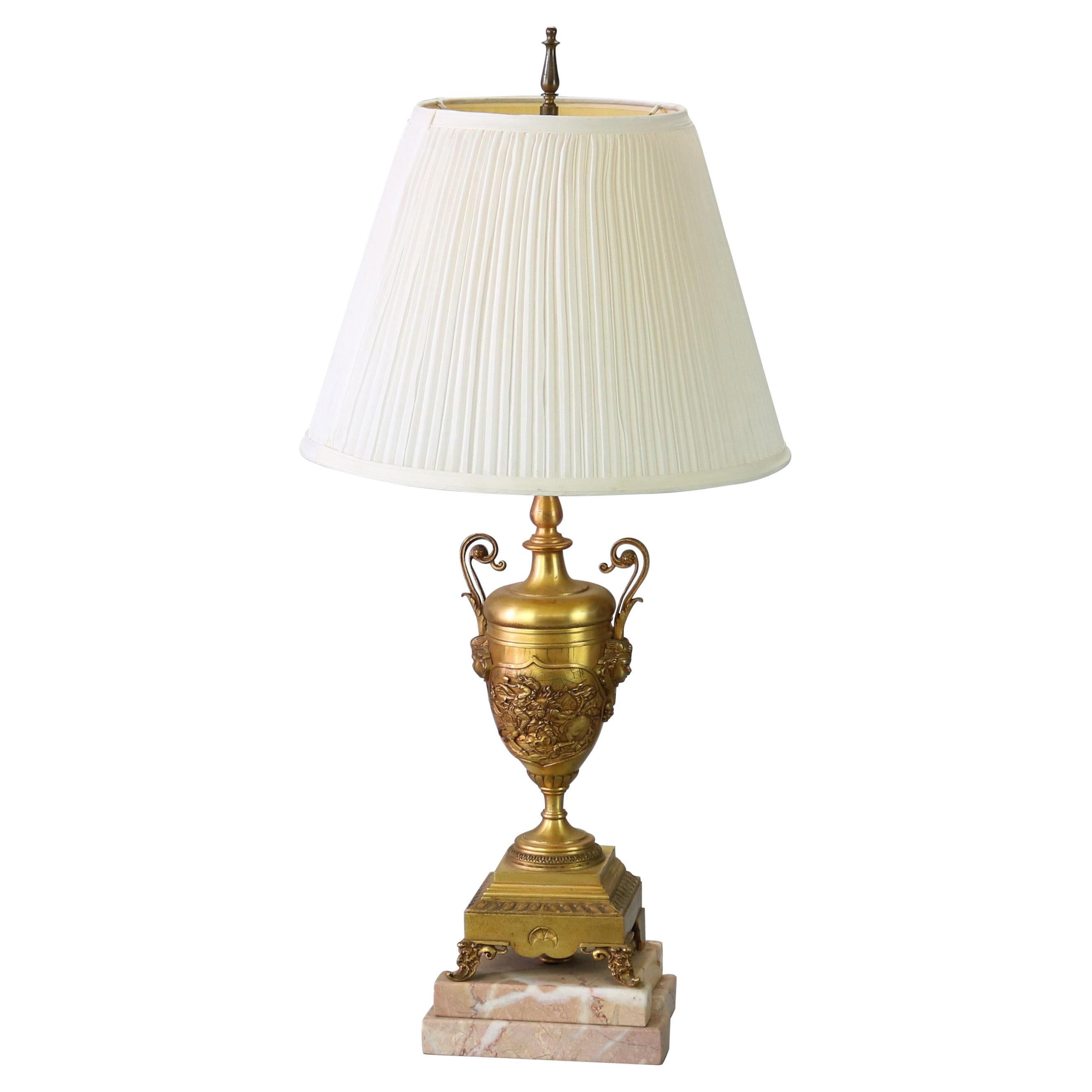 Antica lampada da tavolo asiatica figurata in bronzo dorato a forma di urna, scena di battaglia, 1890 ca.