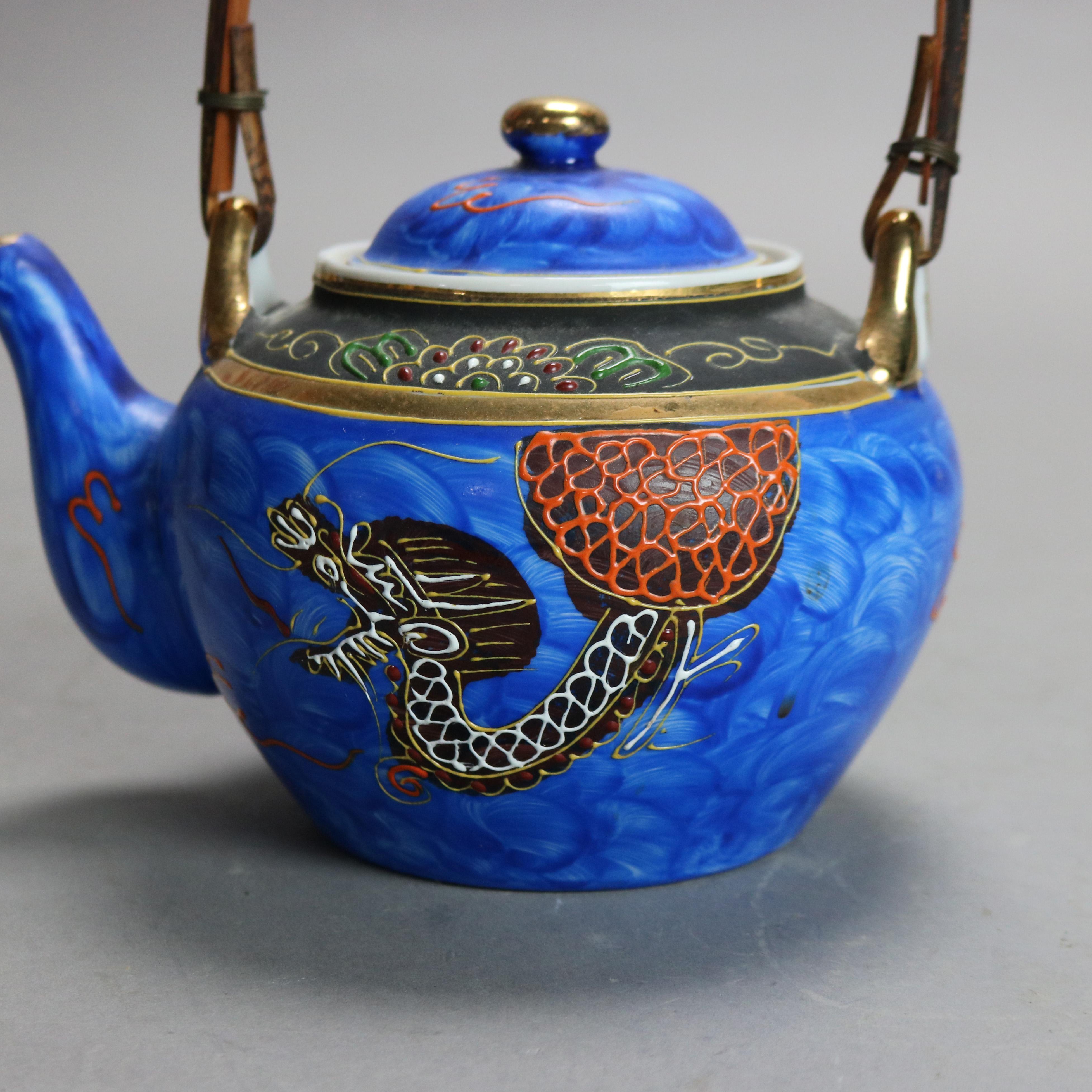 Théière asiatique ancienne en porcelaine peinte à la main avec dragon, signée, C1920

Dimensions - 7,5 