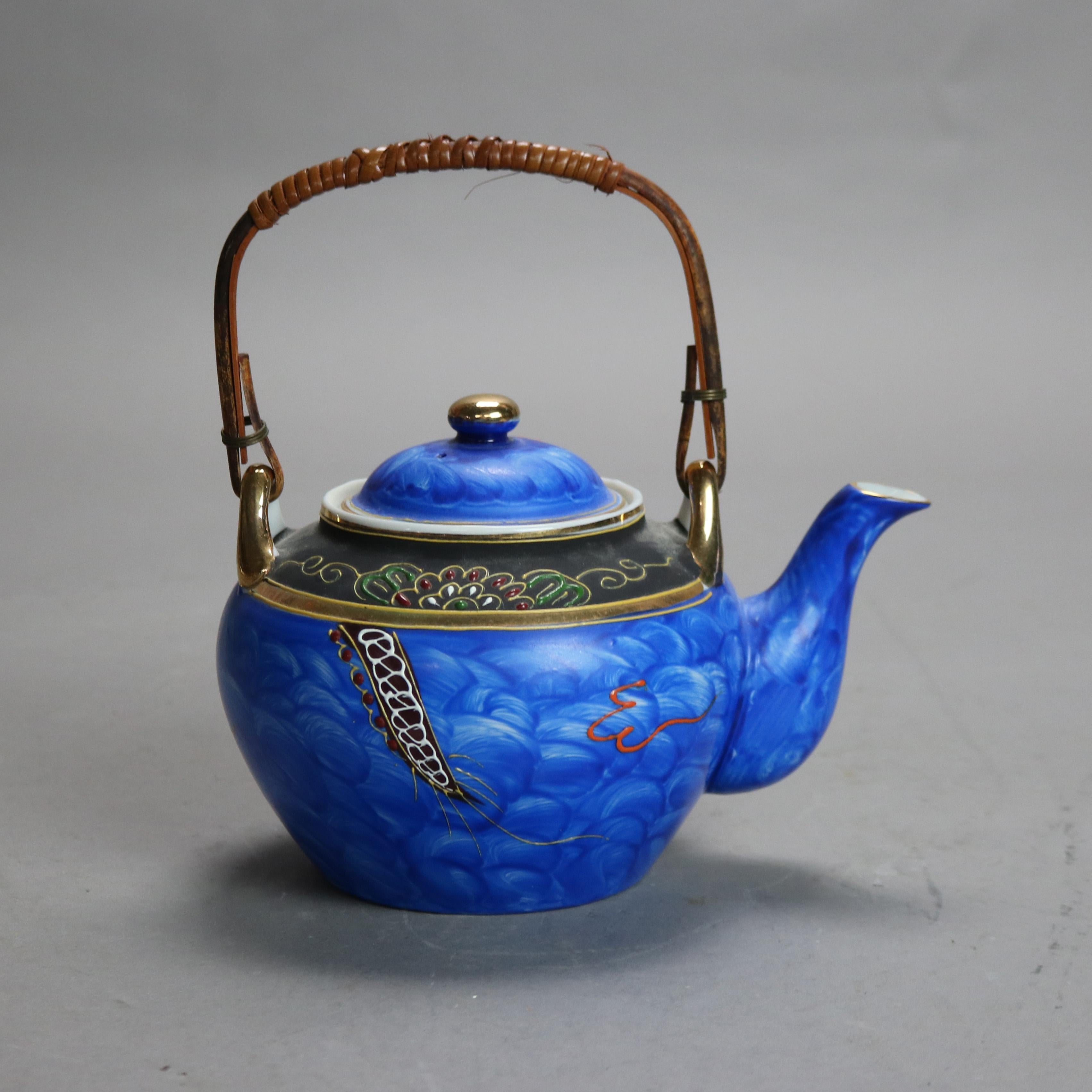 Théière asiatique ancienne en porcelaine peinte à la main avec dragon, signée, C1920 Bon état - En vente à Big Flats, NY