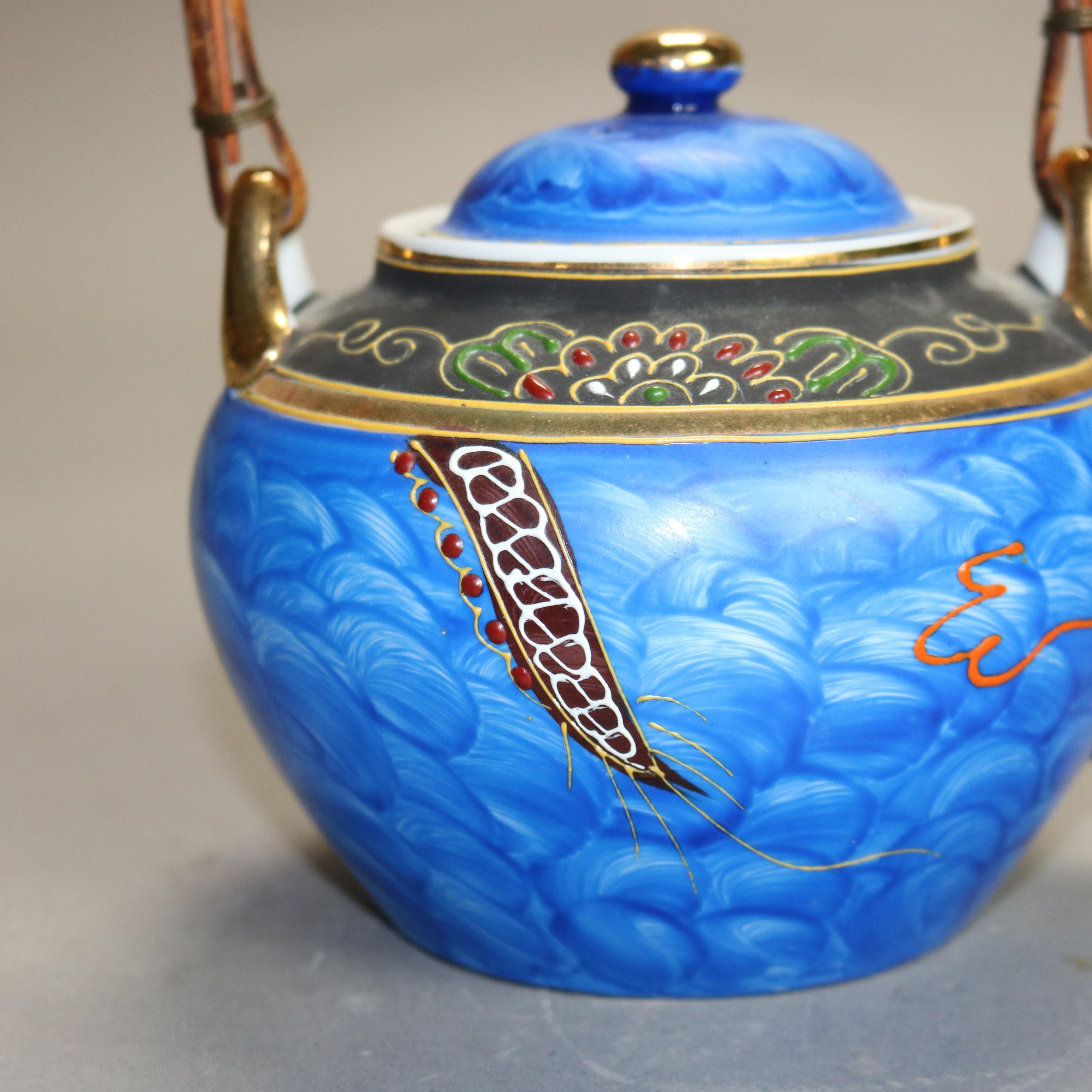 20ième siècle Théière asiatique ancienne en porcelaine peinte à la main avec dragon, signée, C1920 en vente