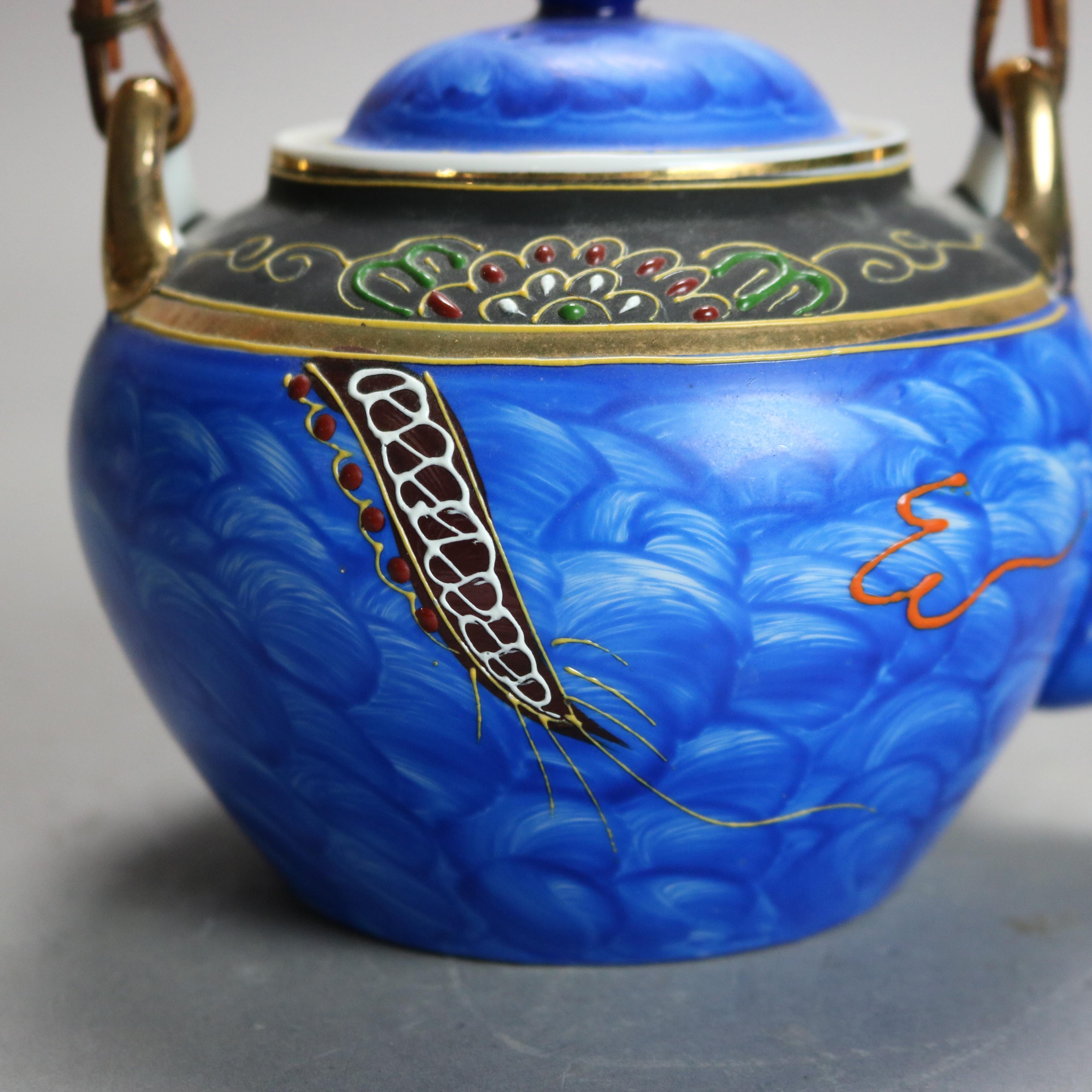 Porcelaine Théière asiatique ancienne en porcelaine peinte à la main avec dragon, signée, C1920 en vente