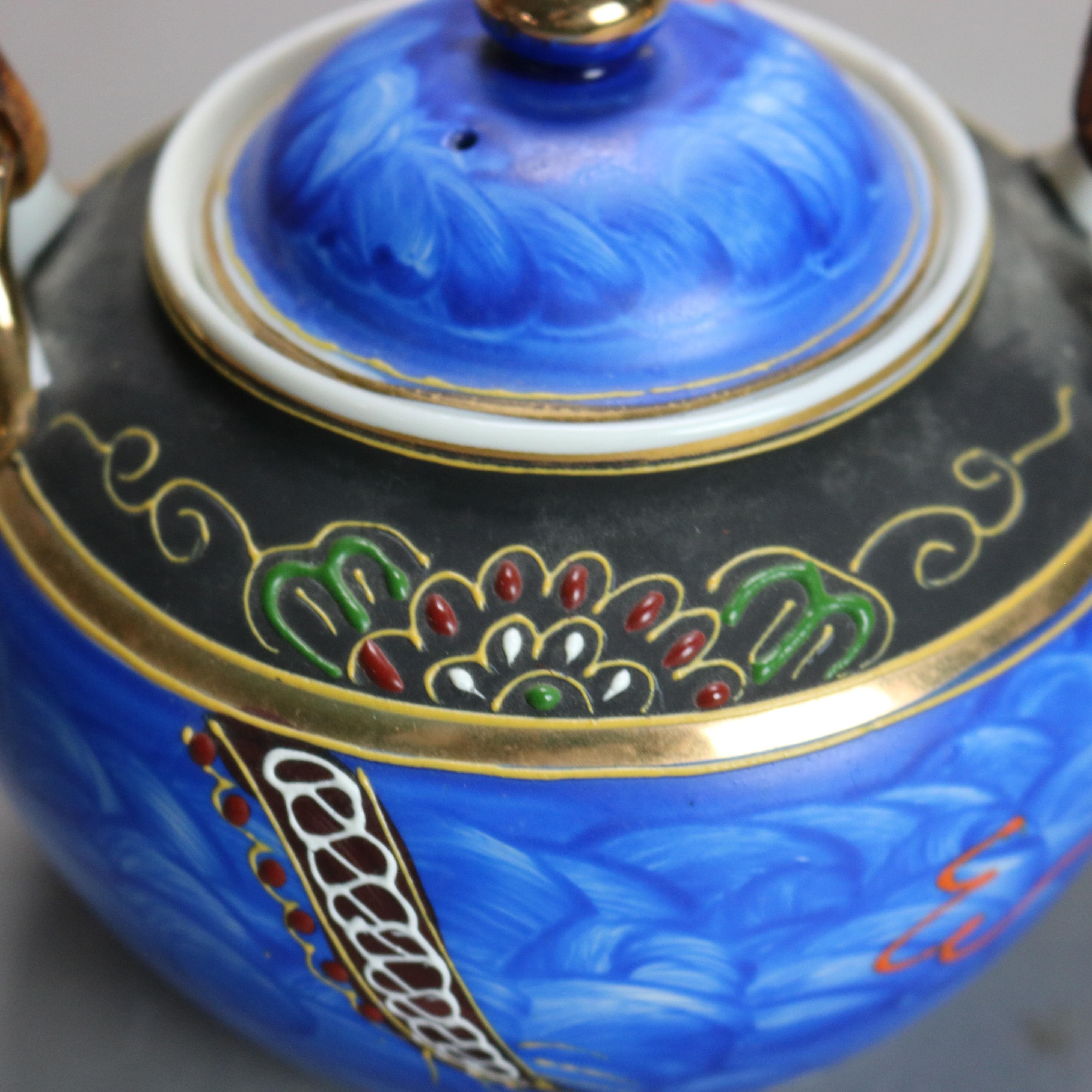 Théière asiatique ancienne en porcelaine peinte à la main avec dragon, signée, C1920 en vente 1