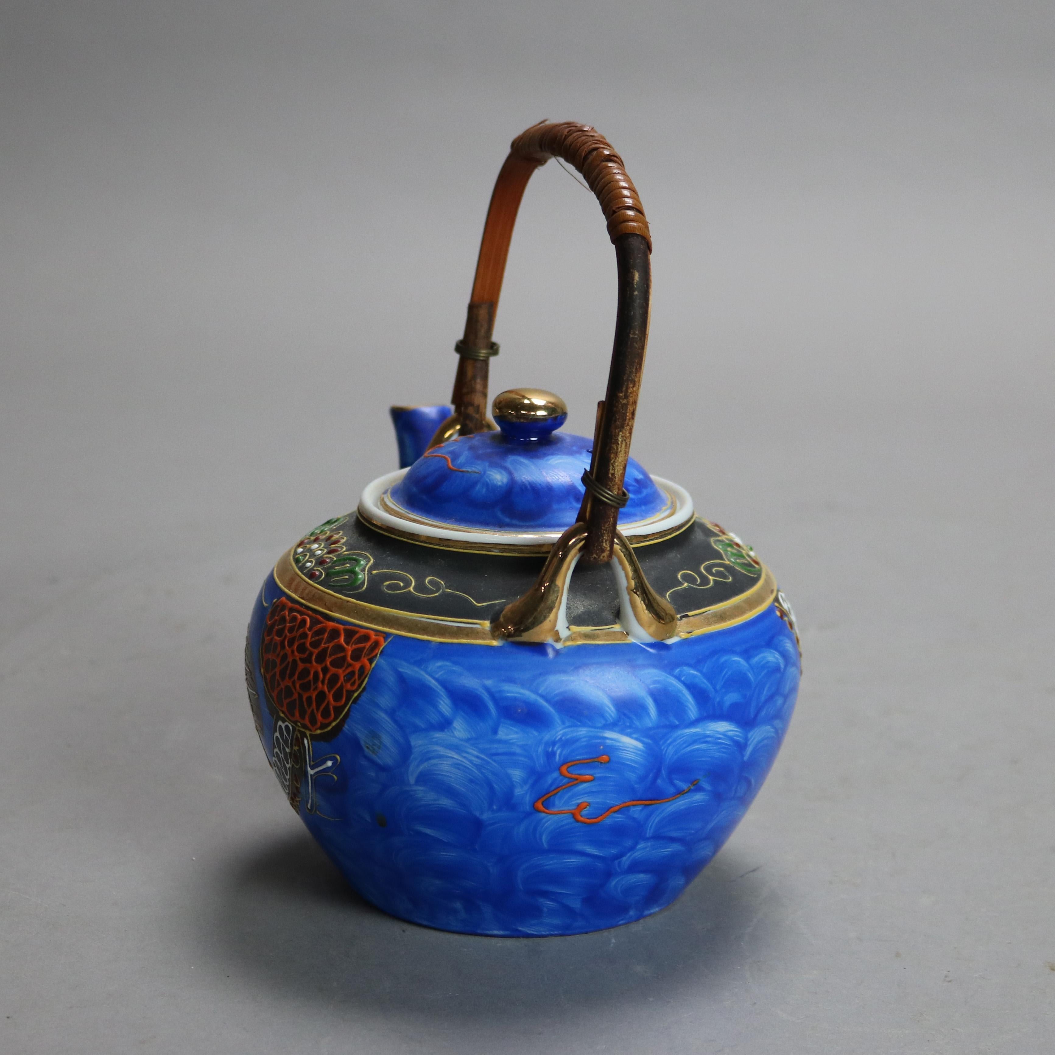 Théière asiatique ancienne en porcelaine peinte à la main avec dragon, signée, C1920 en vente 2