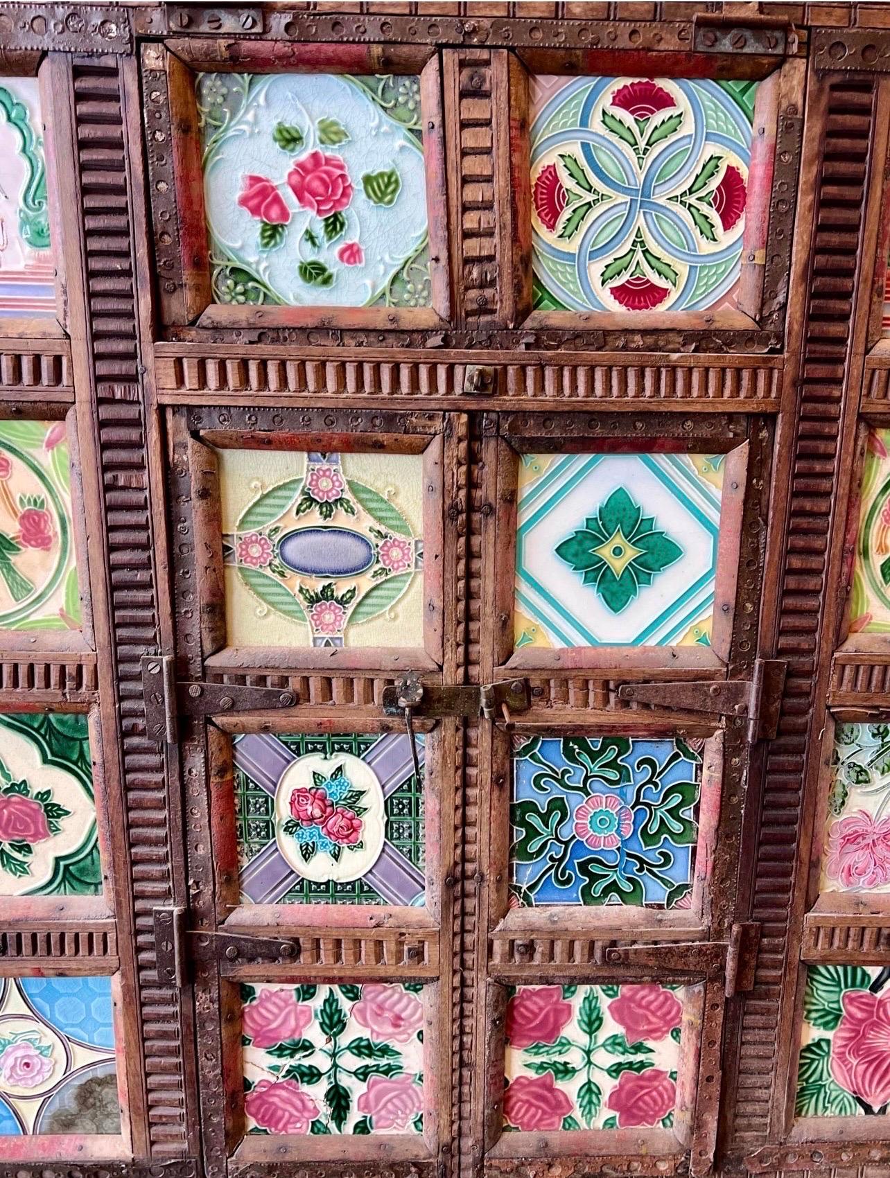 Ancienne commode de rangement Dowry asiatique indienne peinte à la main avec façade en carreaux en vente 1