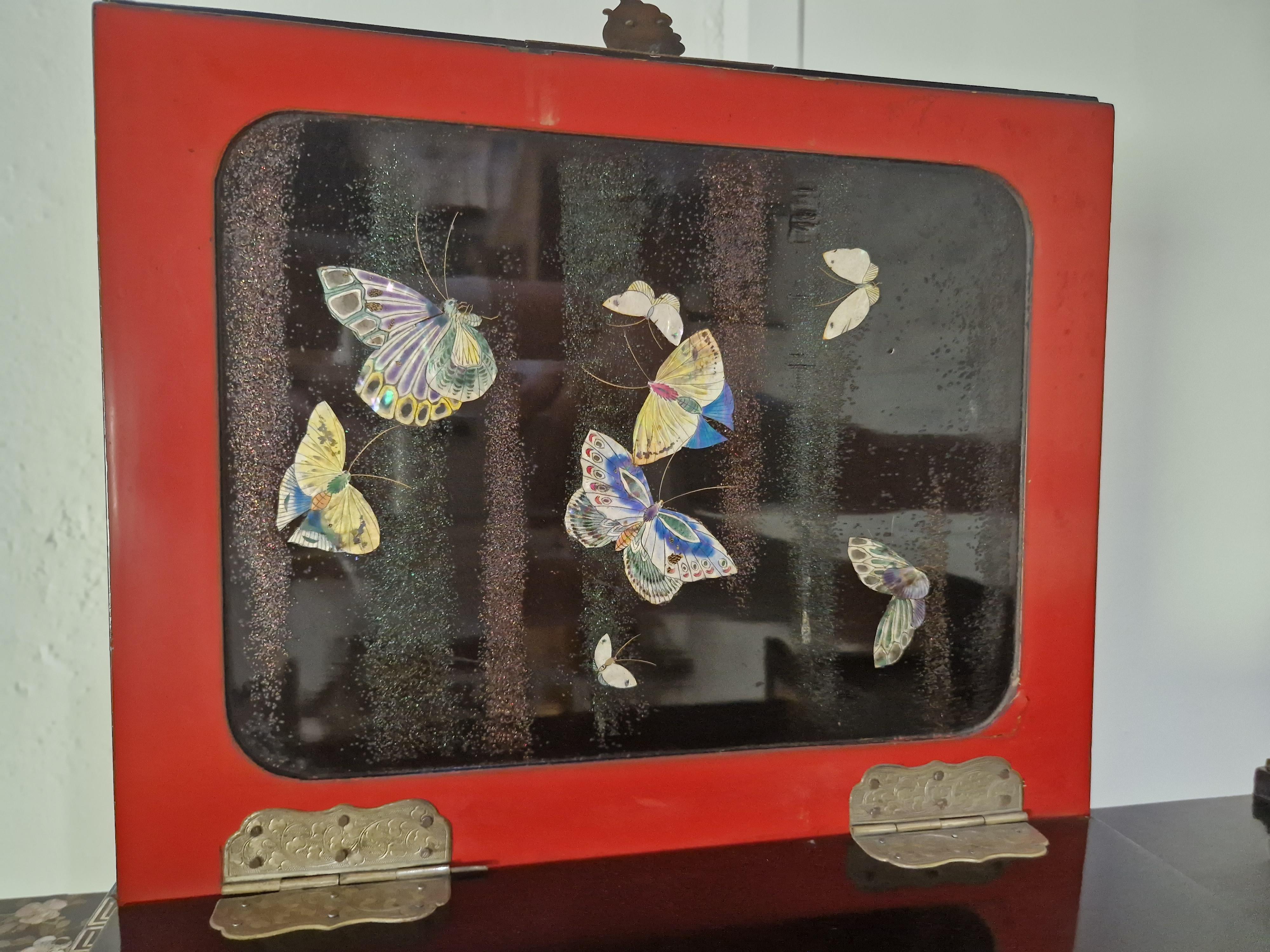 Antiguo armario asiático lacado y con incrustaciones en venta 4