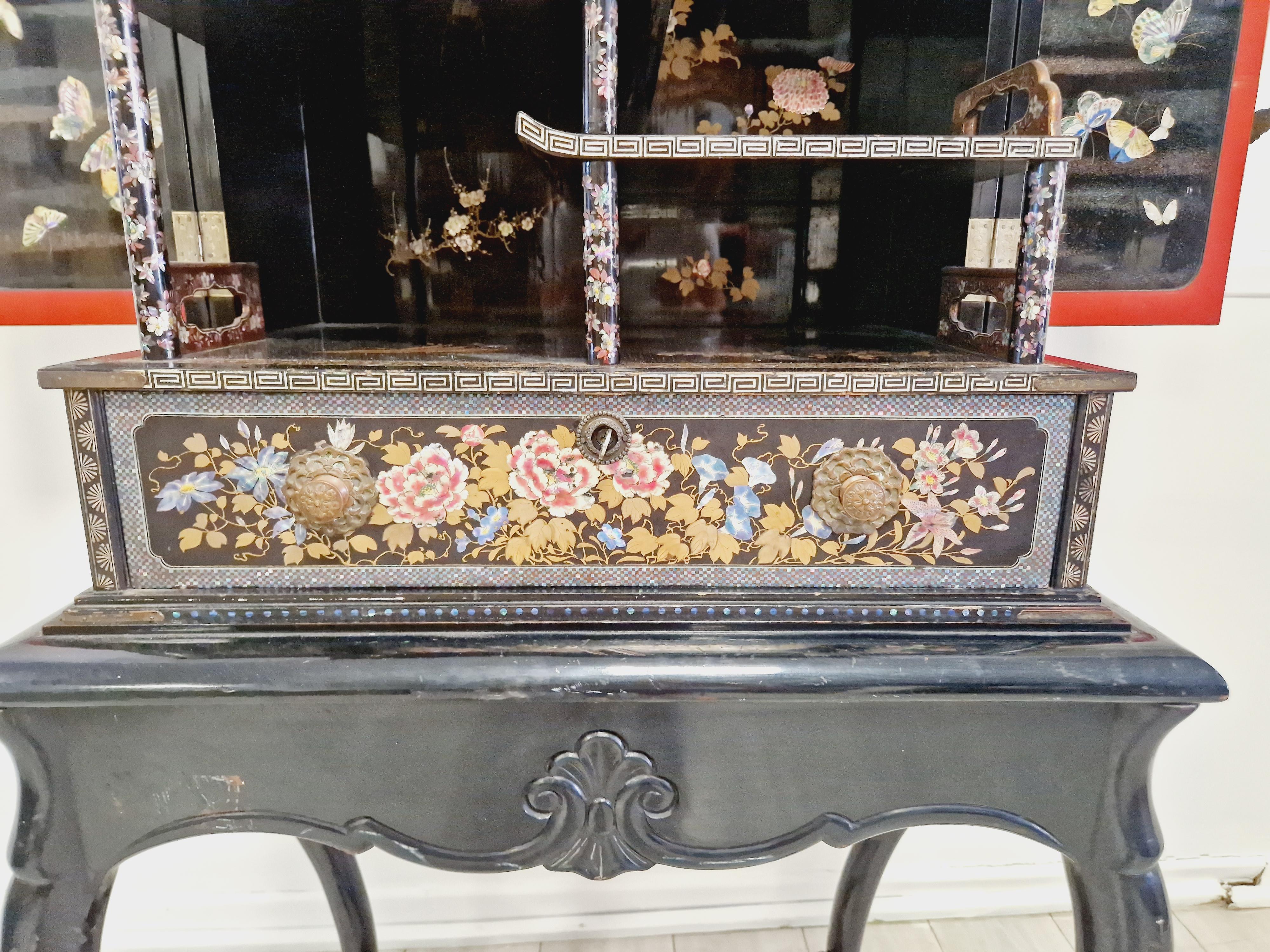 Antiguo armario asiático lacado y con incrustaciones en venta 6
