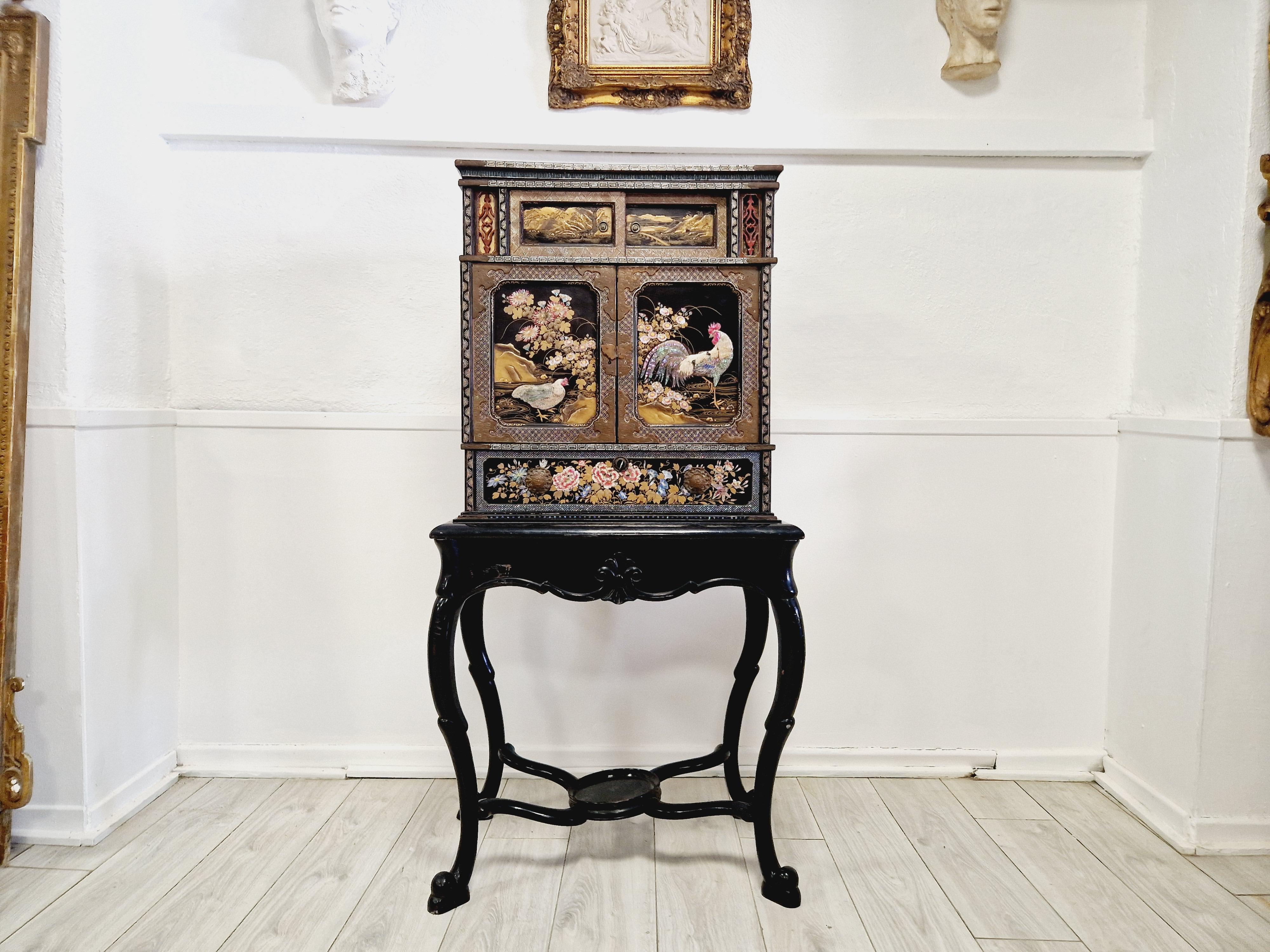Antiguo armario asiático lacado y con incrustaciones Japonismo en venta