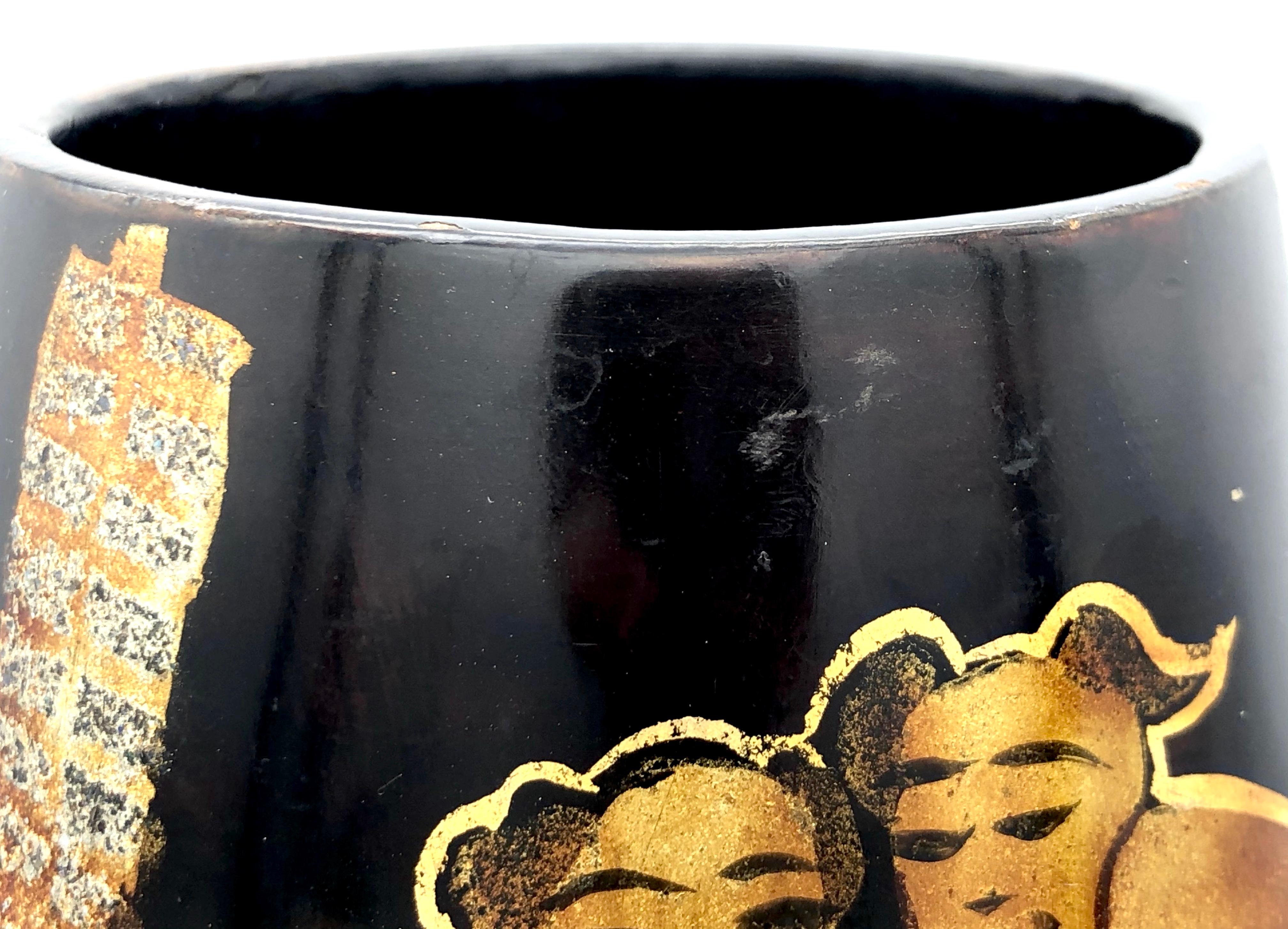 Jarrón antiguo vietnamita de laca de luchadores tamborileros en venta 8