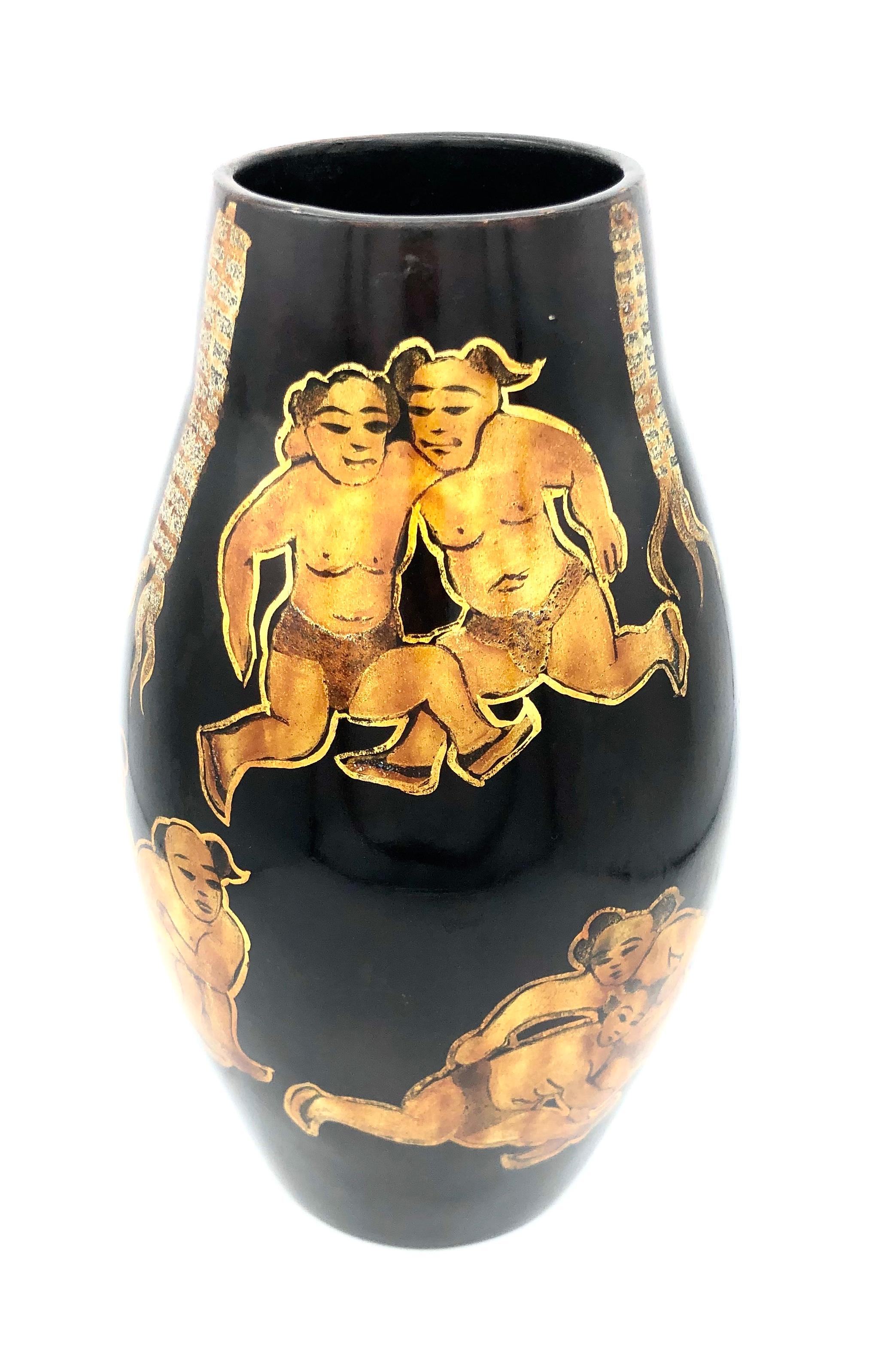 Jarrón antiguo vietnamita de laca de luchadores tamborileros Pintado a mano en venta