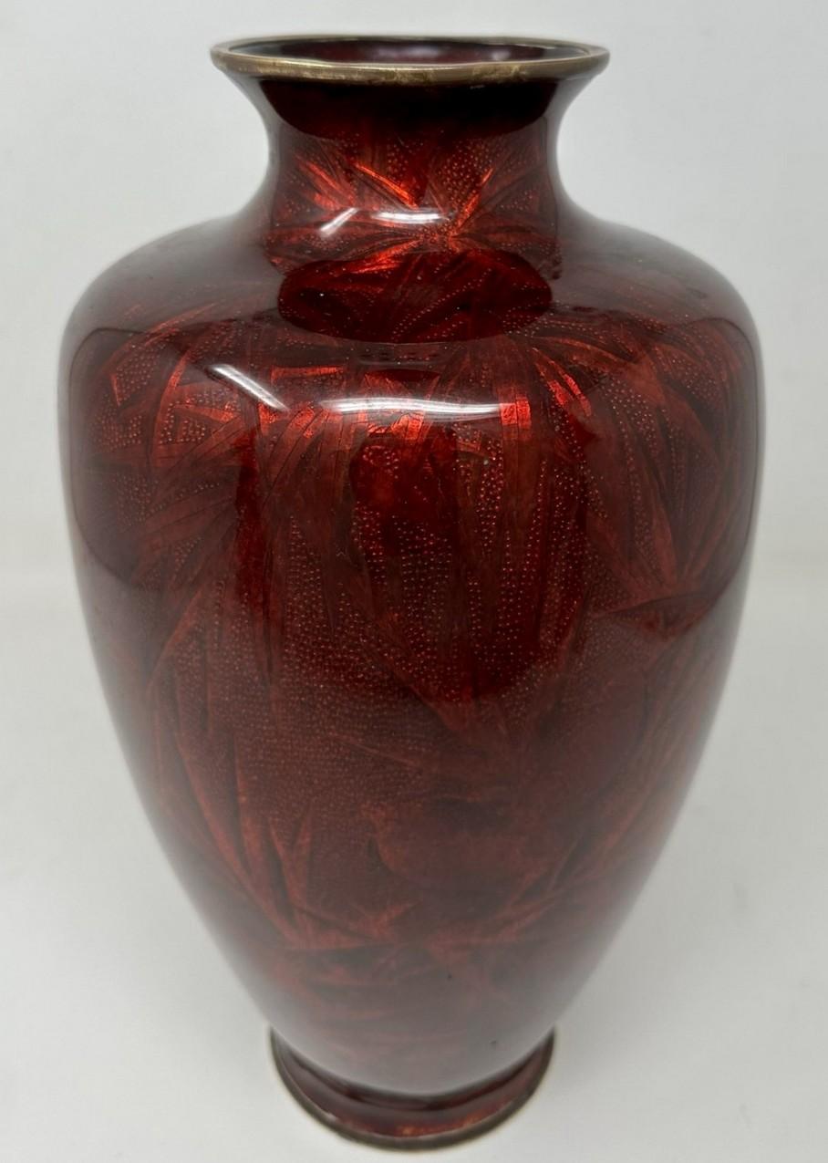 Eine außergewöhnlich hochwertige japanische Cloisonne-Emaille-Vase von ungewöhnlich großen Proportionen, frühe Meiji-Zeit (1868-1912) und von Museumsqualität.  

Der sich verjüngende, ovale Hauptkörper mit umgedrehtem Hals ist mit exquisitem,