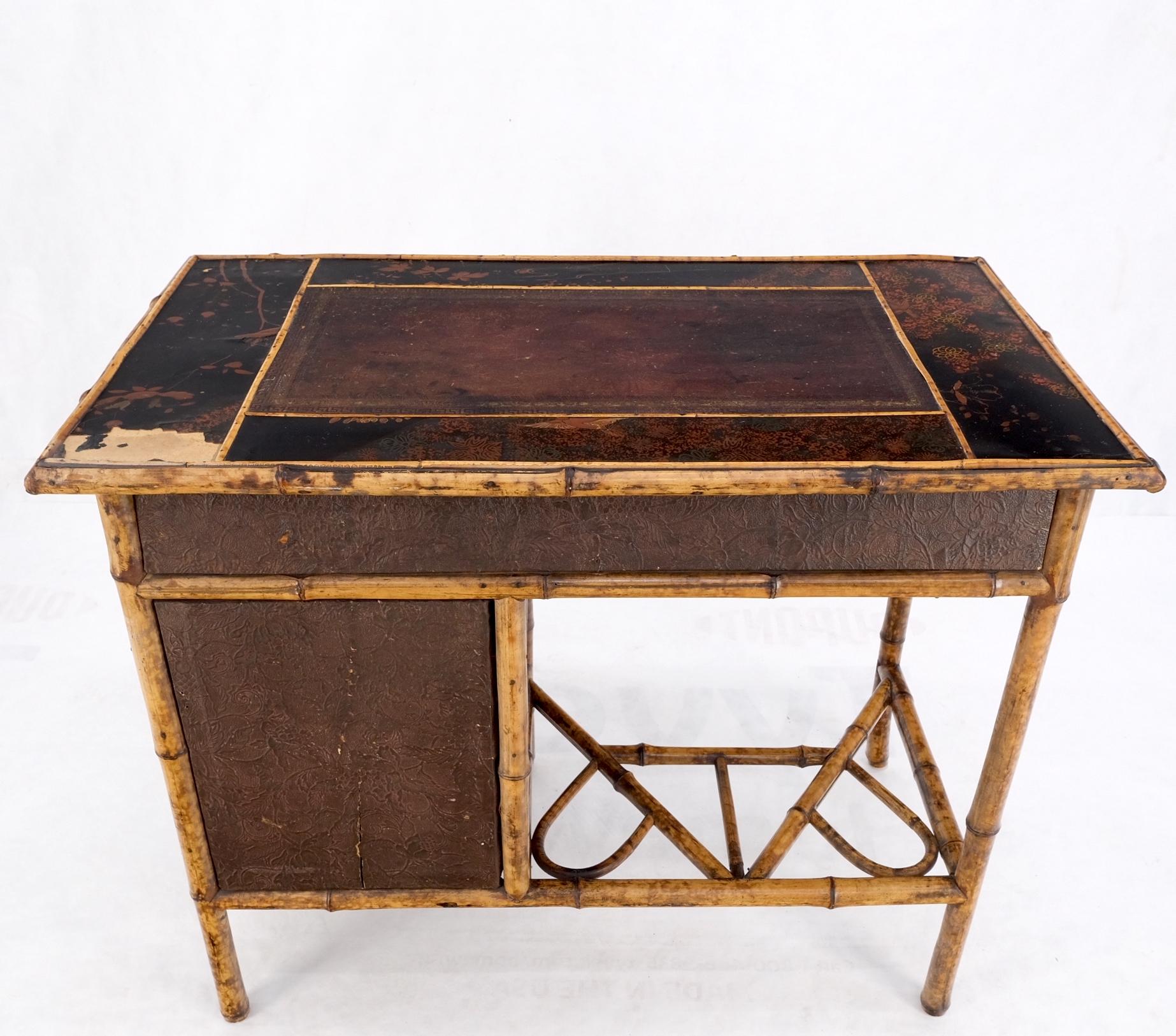 Ancienne table de bureau asiatique orientale japonaise en bambou brûlé peinte à la main et décorée en vente 1