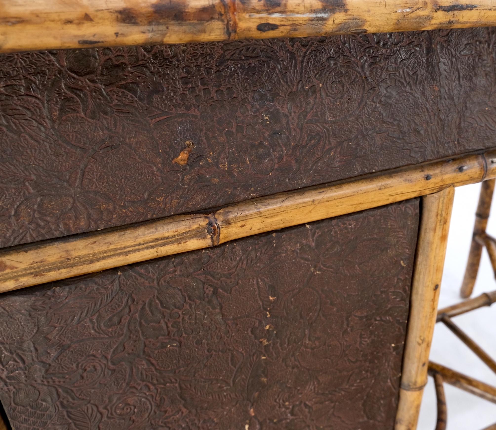Ancienne table de bureau asiatique orientale japonaise en bambou brûlé peinte à la main et décorée en vente 2