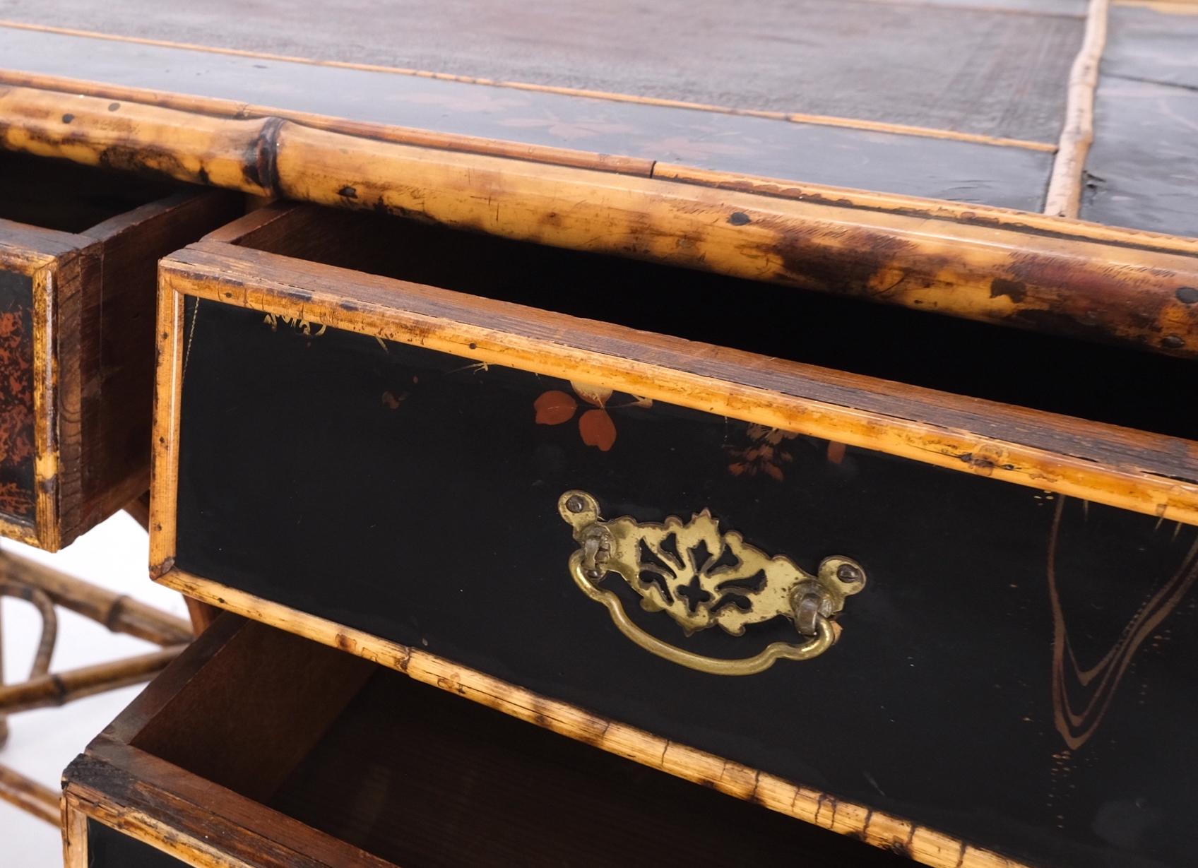 Ancienne table d'écriture asiatique en bambou brûlé, peinte à la main et décorée.
