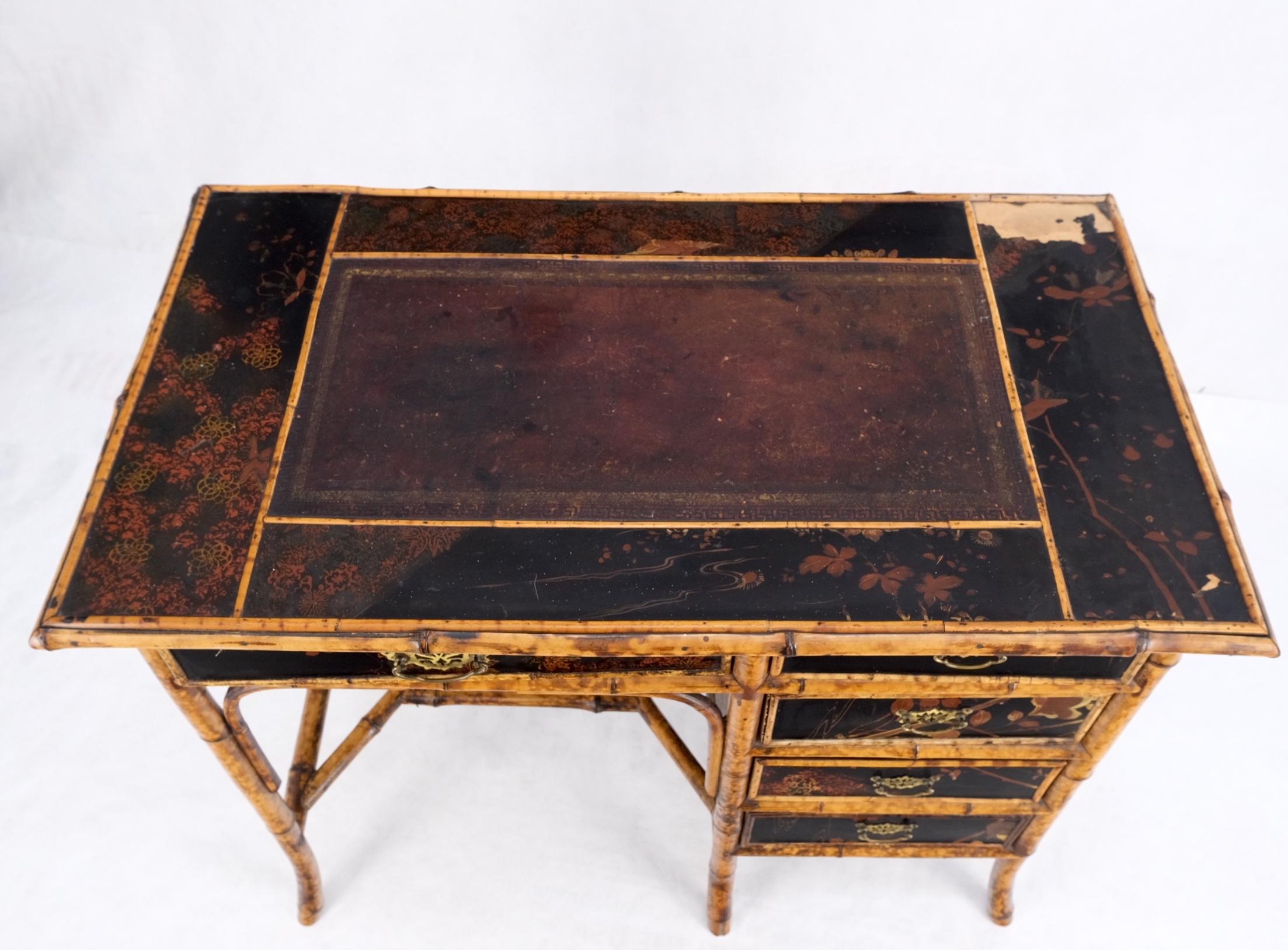 Ancienne table de bureau asiatique orientale japonaise en bambou brûlé peinte à la main et décorée en vente 11